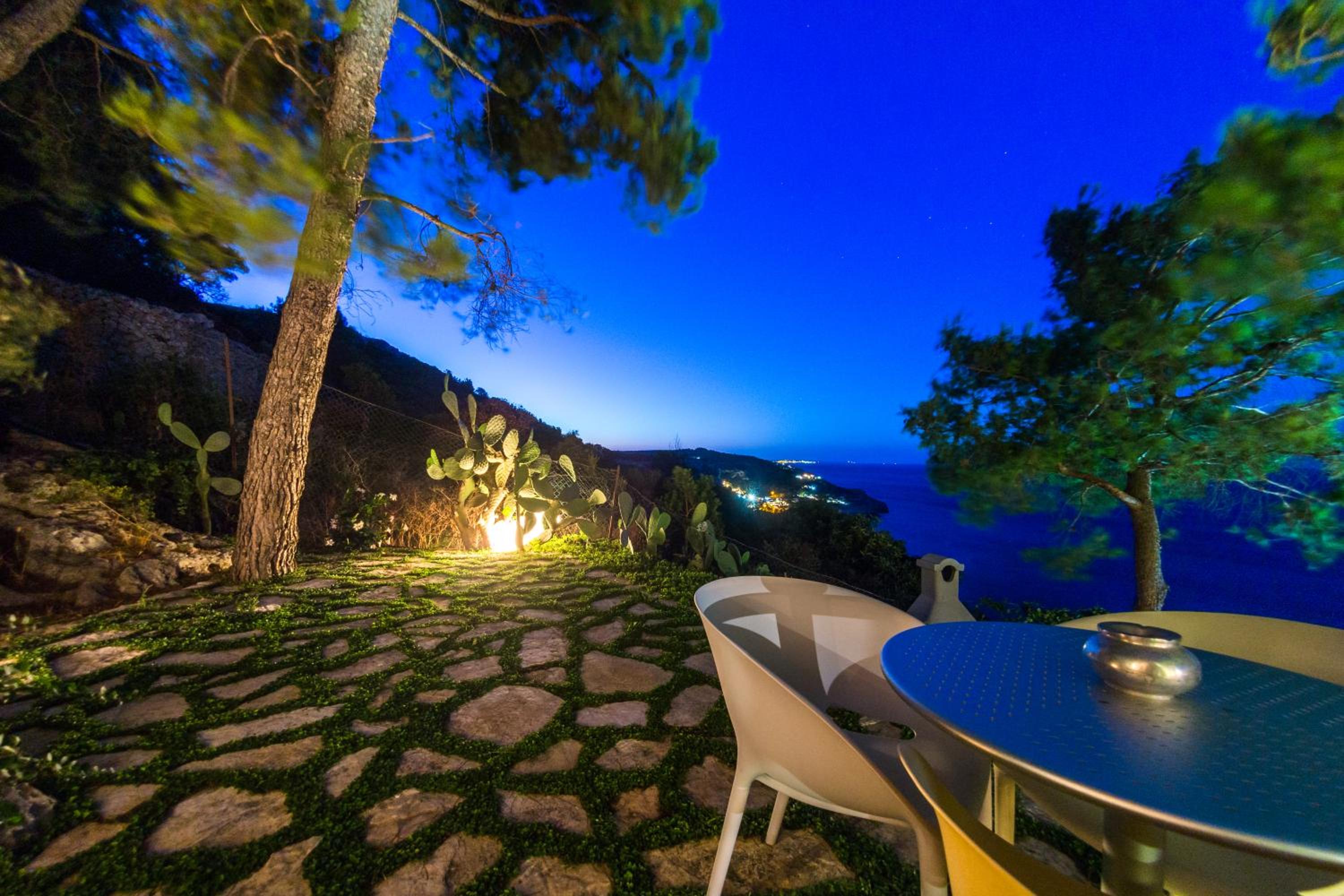Deluxe Double Room with Sea View - Photo 7