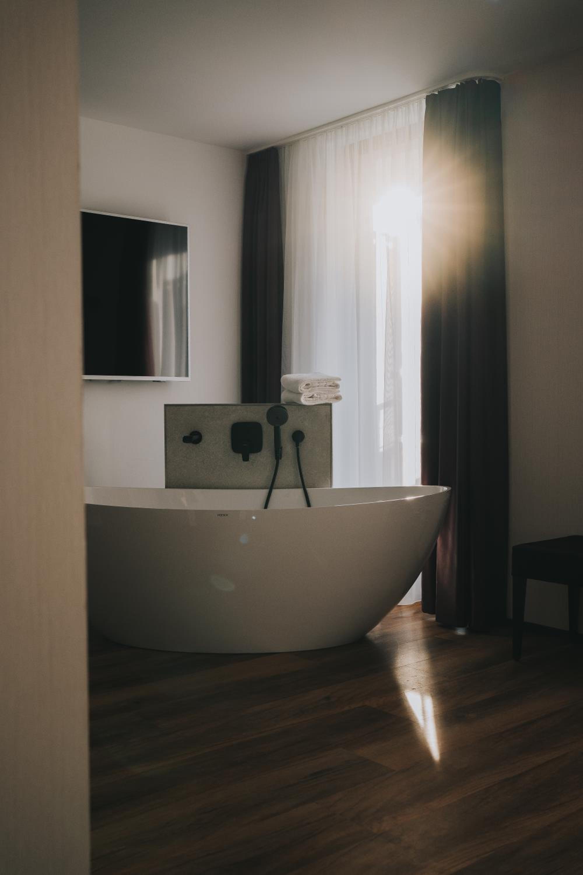 Deluxe Double Room with Bath - Photo 3