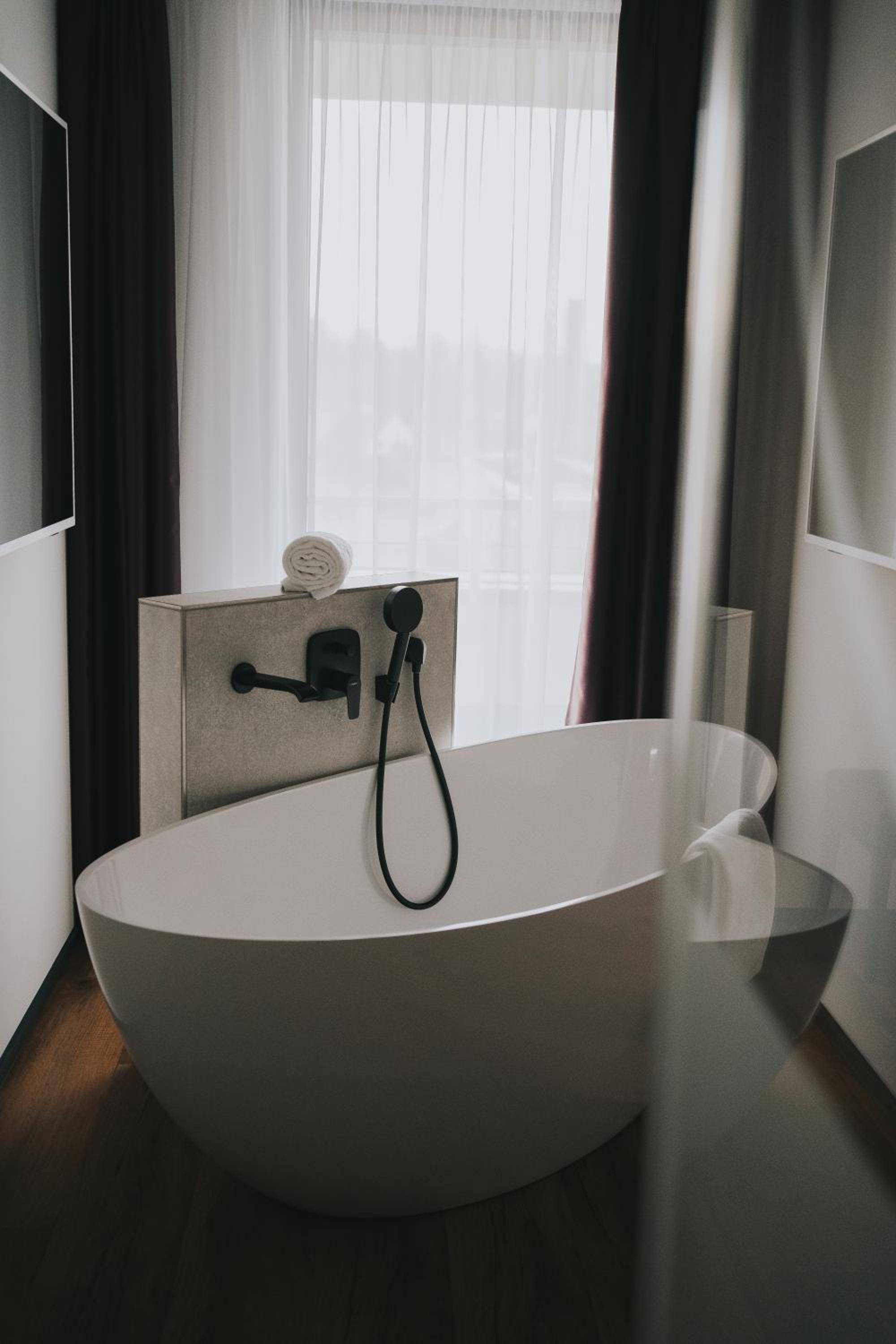 Deluxe Double Room with Bath - Photo 4