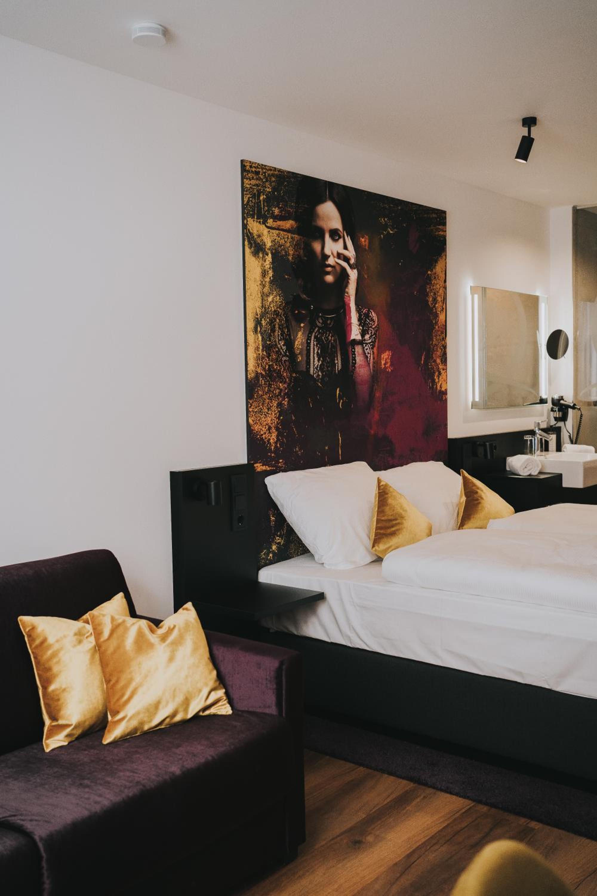 Large Double Room - Photo 4