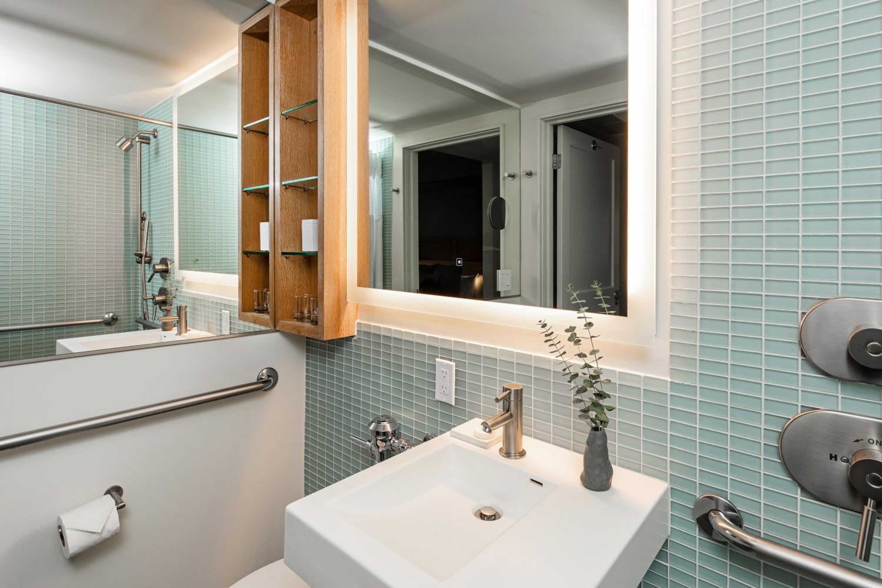 Deluxe King Room with City View - Mobility Accessible - Photo 2