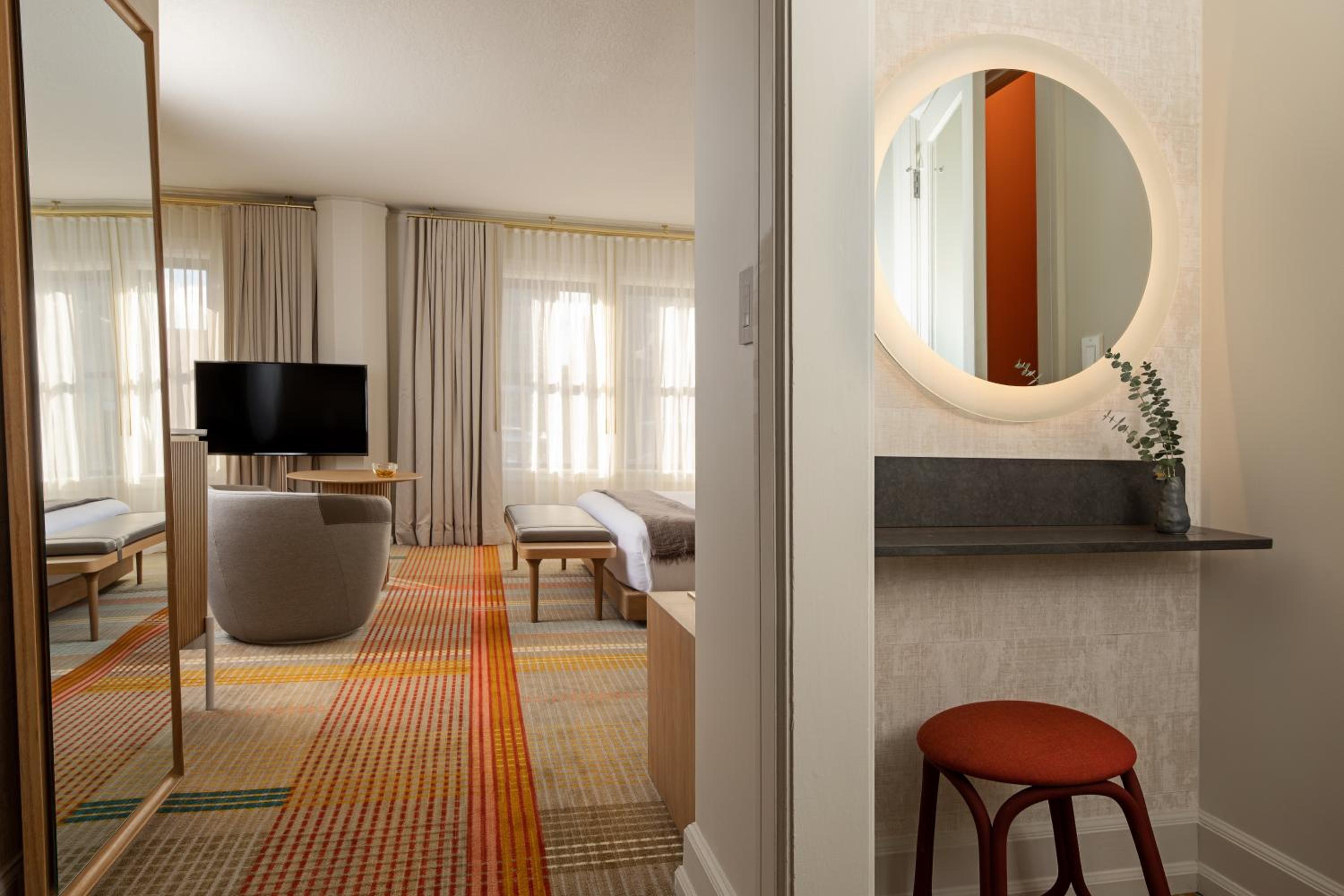 Deluxe King Room with City View  - Photo 3