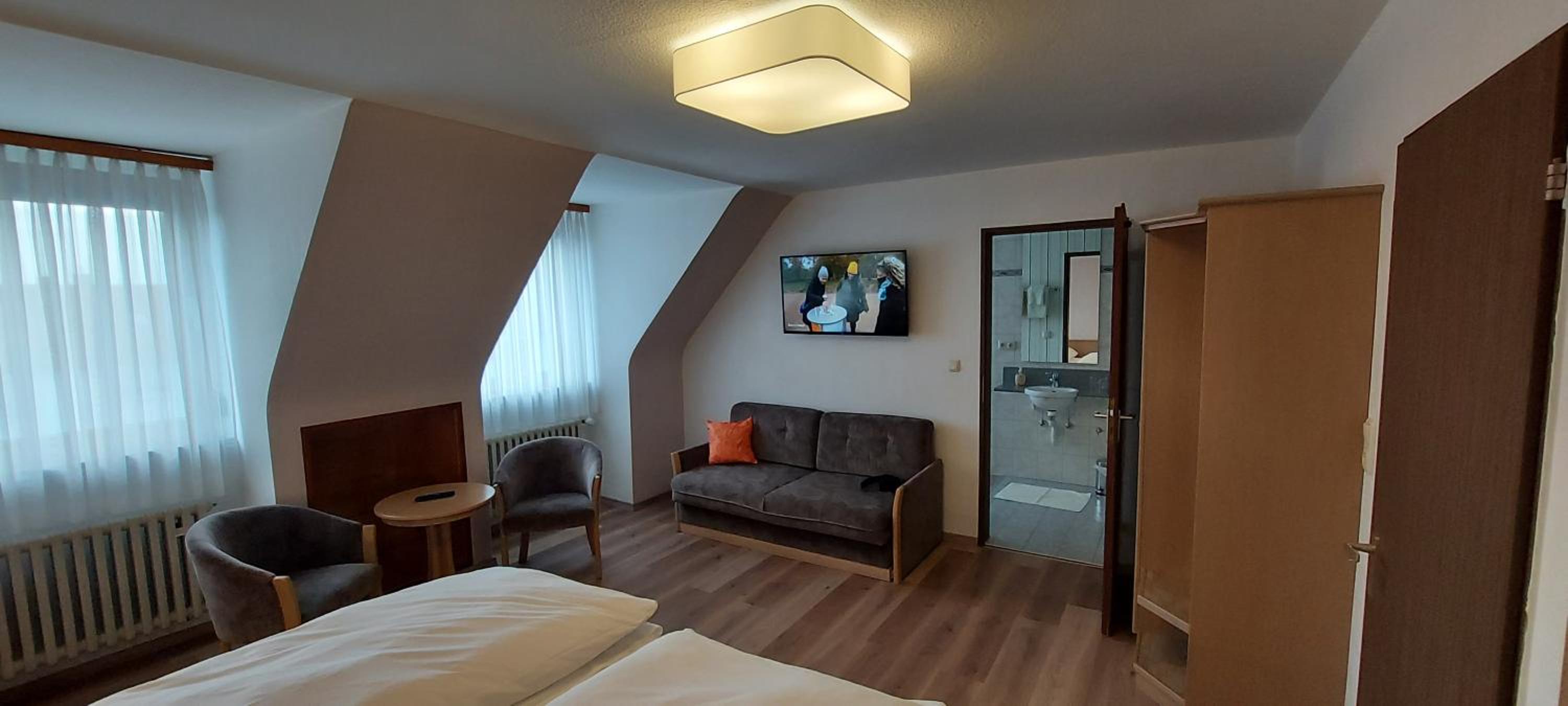 Triple Room with Private Bathroom - Photo 2