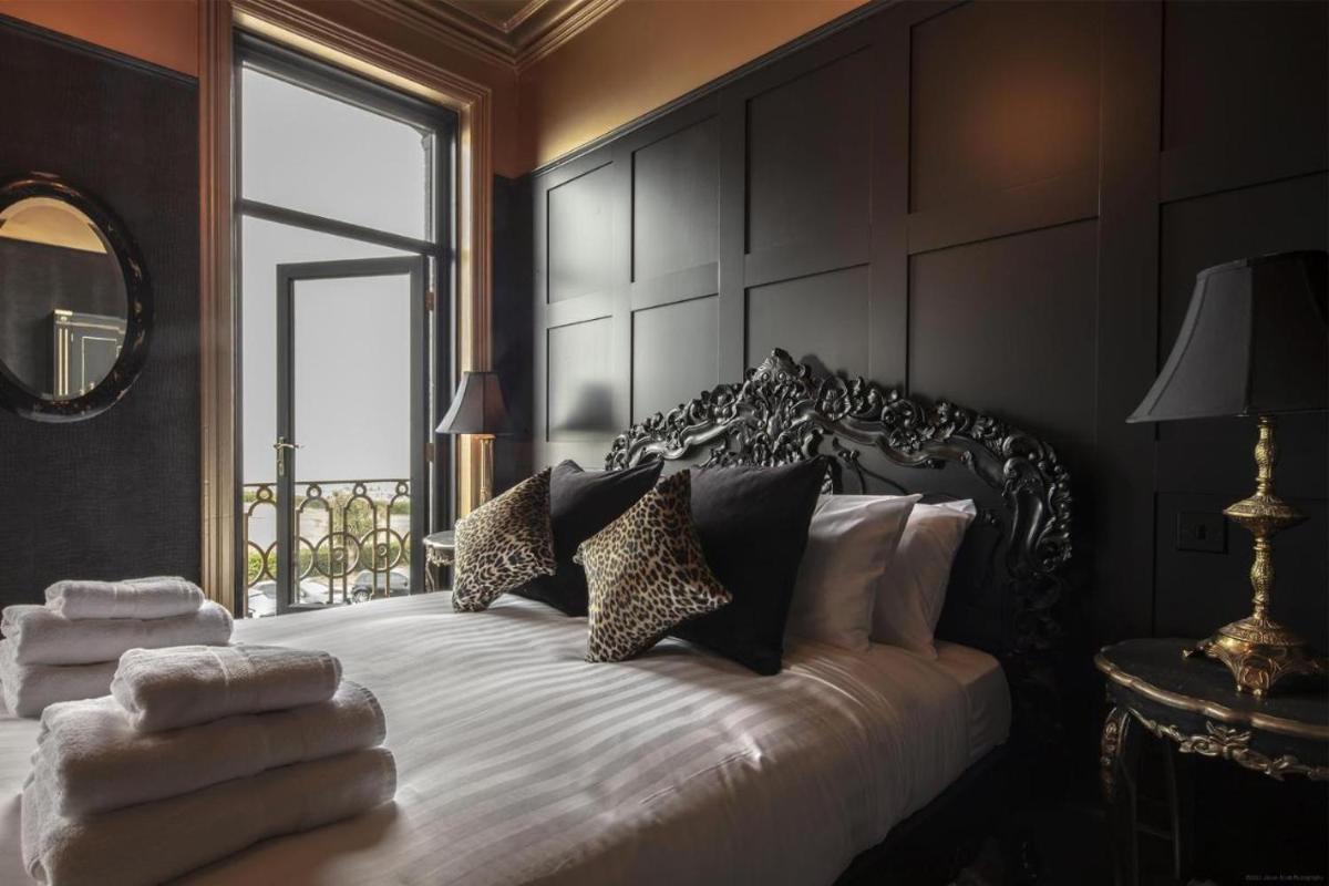 King Suite with Balcony photo 2