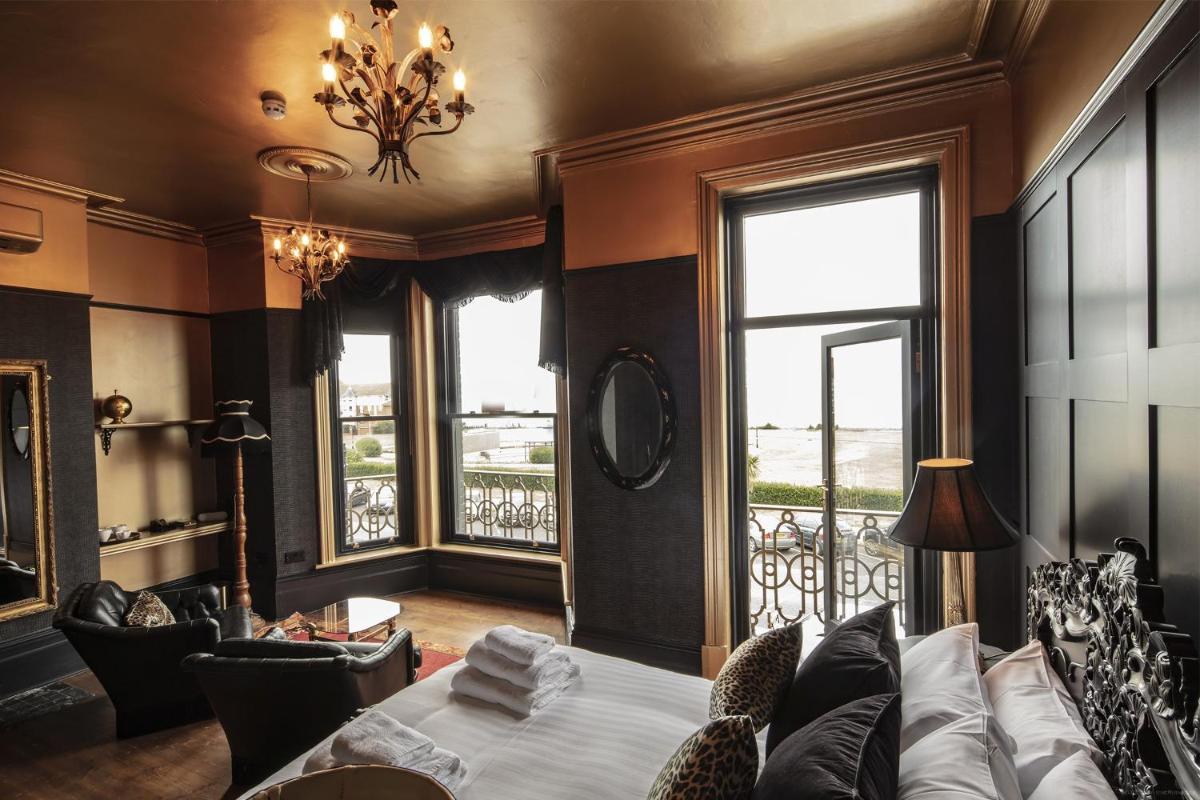 King Suite with Balcony photo 3