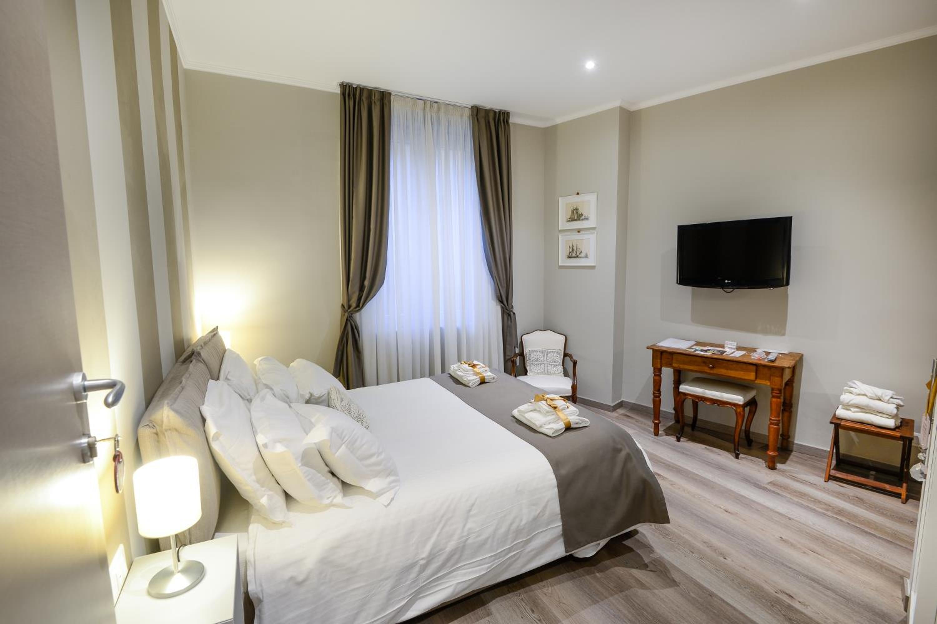 Double Room with Private Bathroom - Photo 6