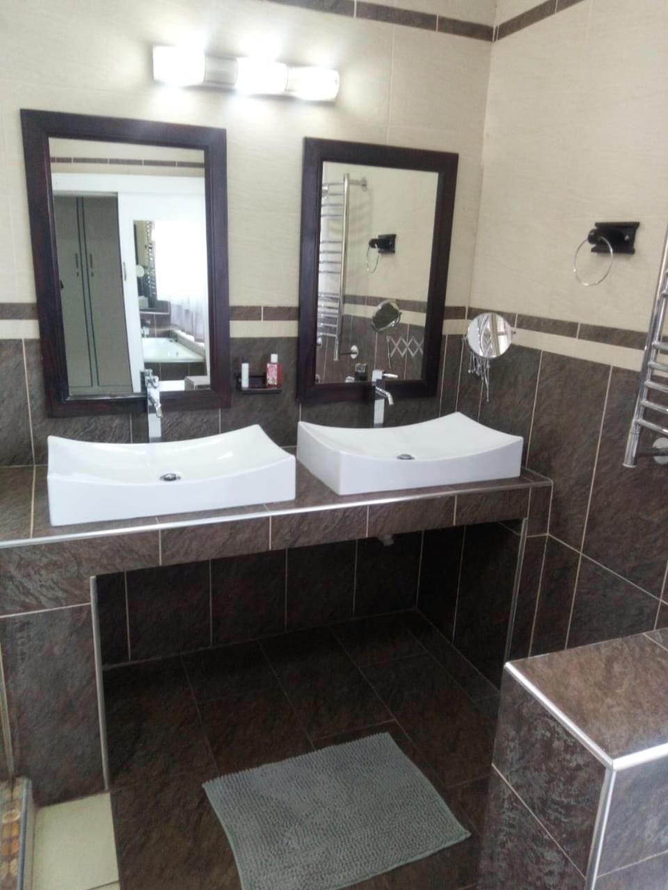 Seven-Bedroom House photo 2