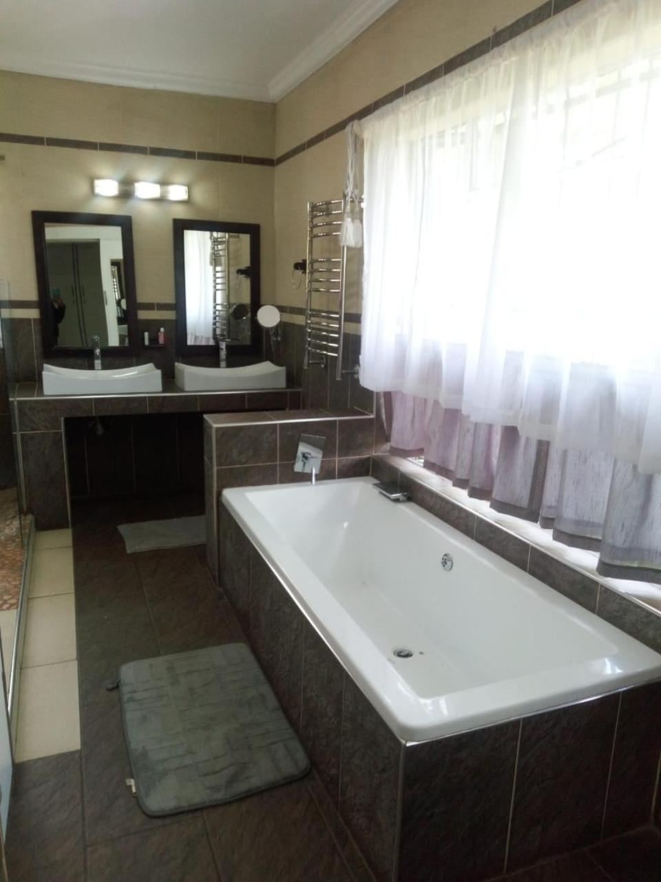 Seven-Bedroom House photo 3