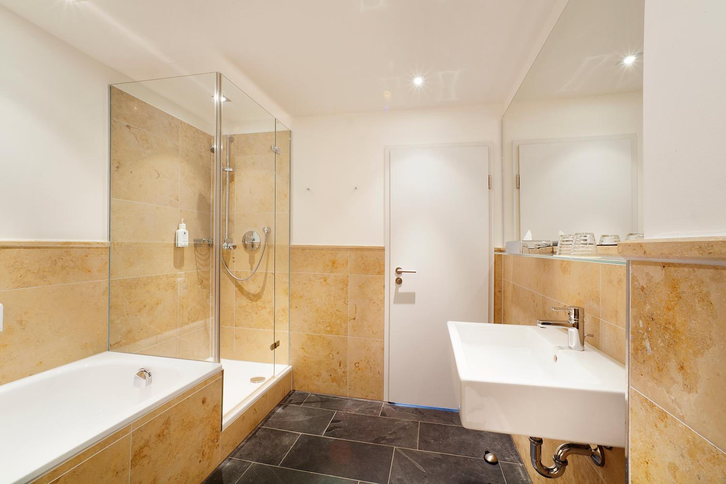 Double Room with Balcony - Photo 7