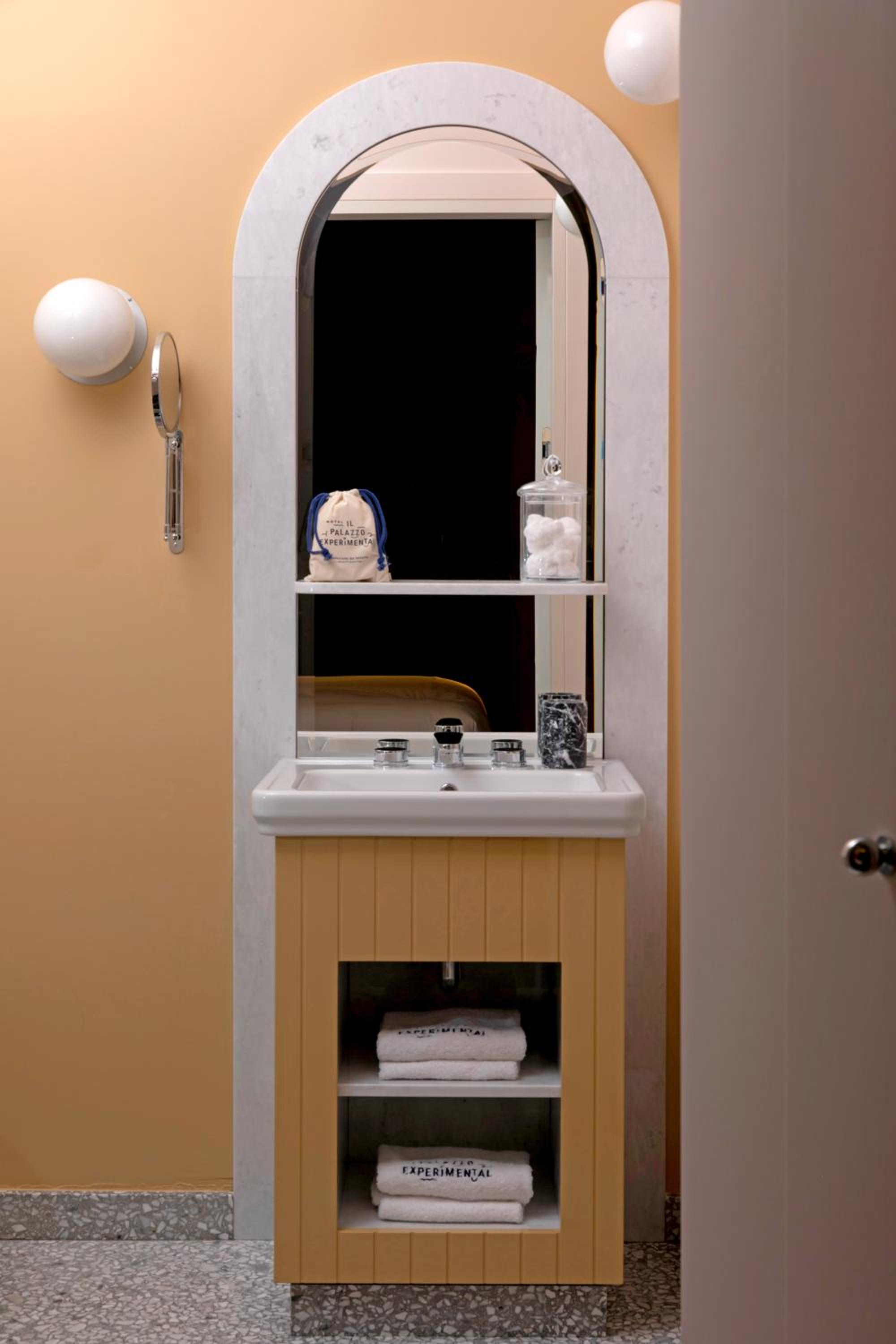 Small Single Room photo 2