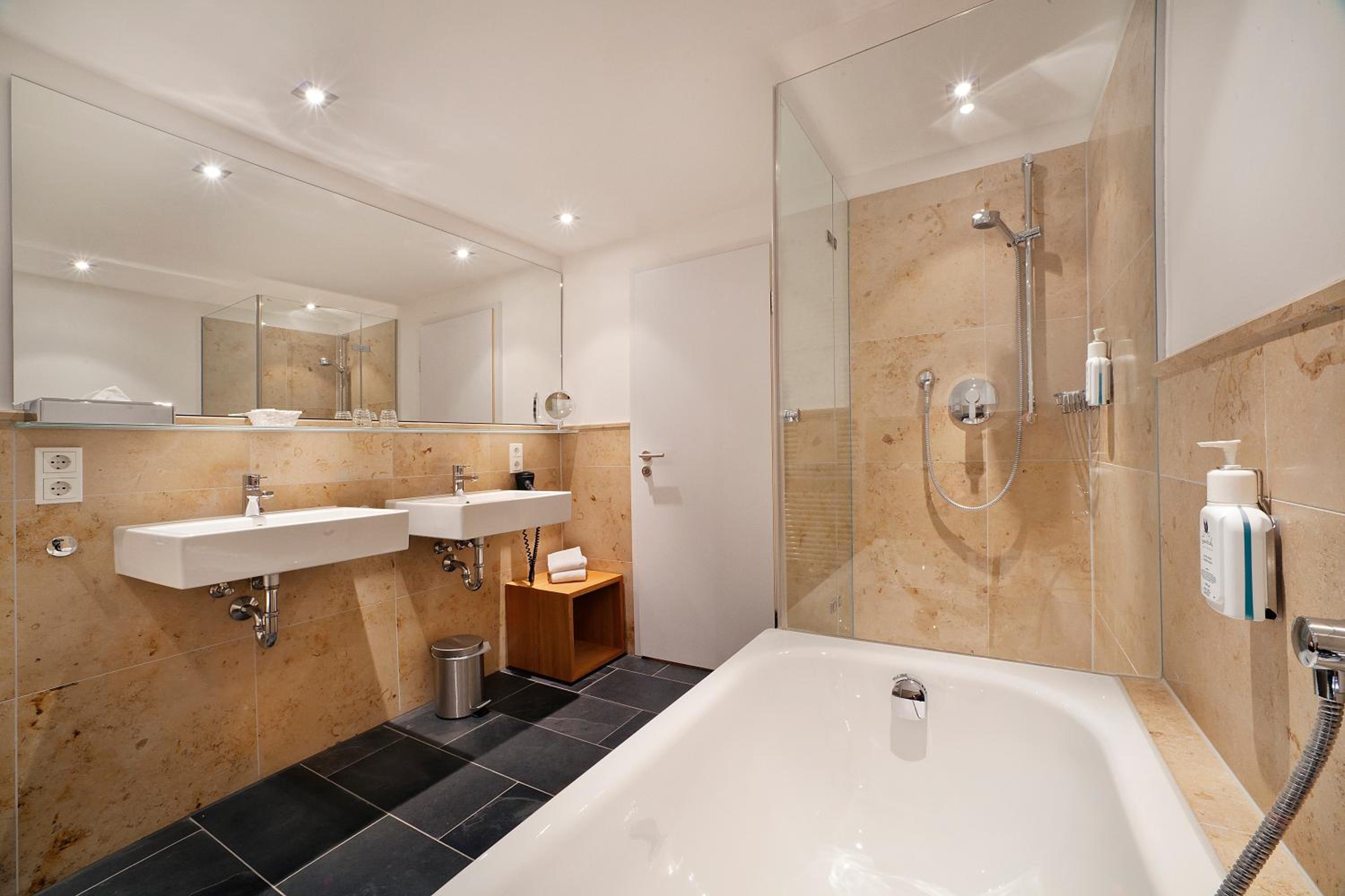 Double Room with Balcony - Photo 8