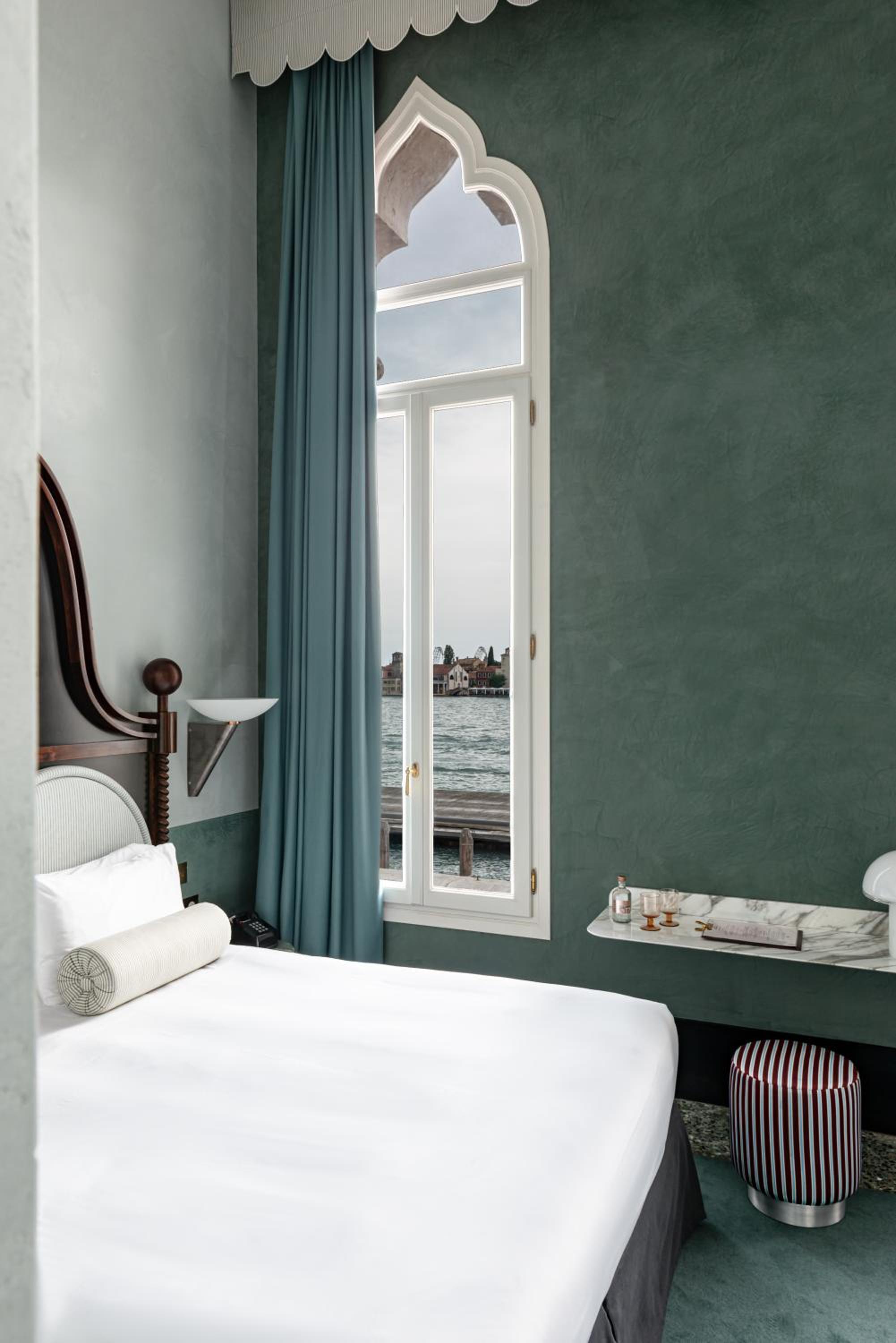 Deluxe Double Room with Canal View photo 2