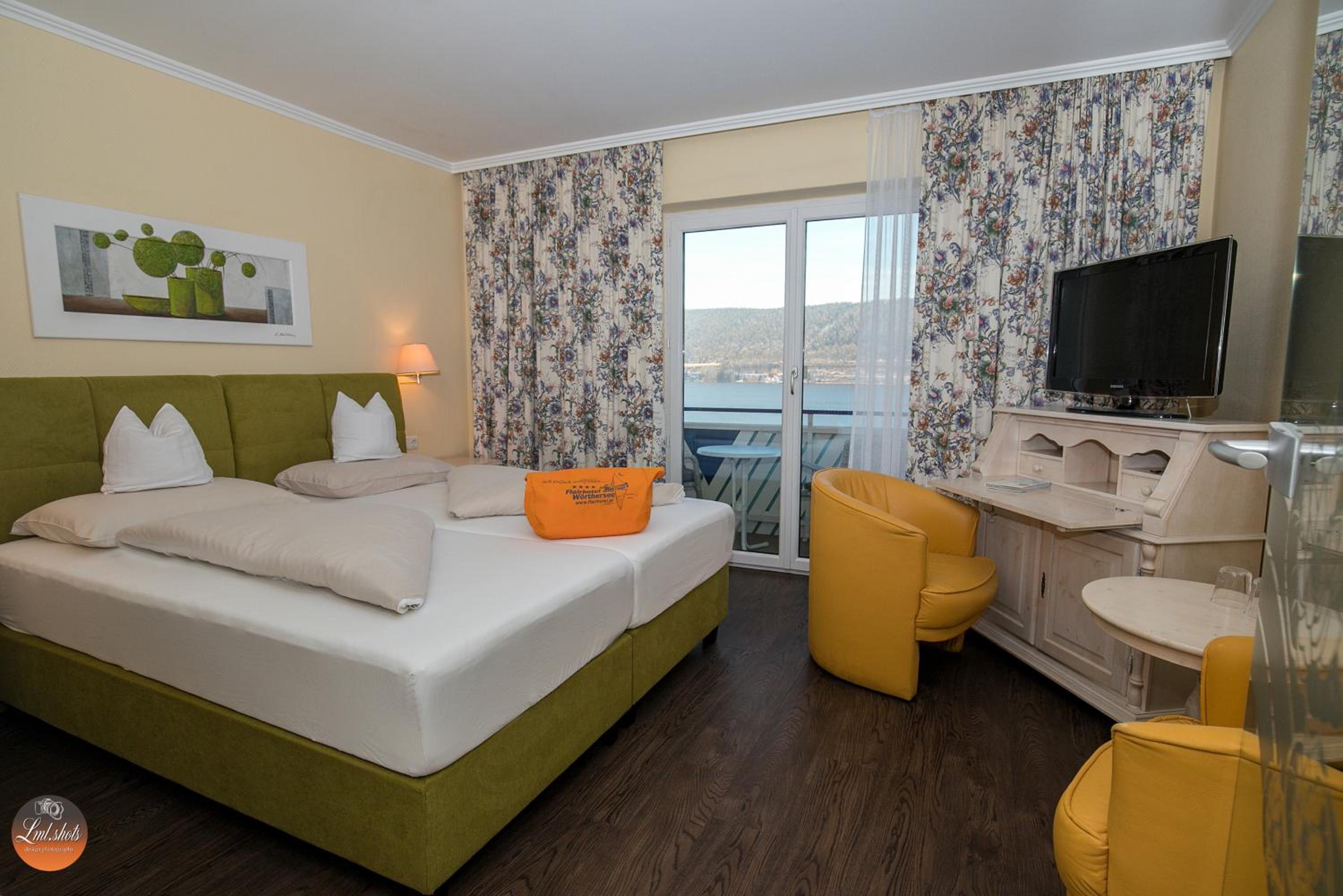 Double Room with Balcony and Lake View - Photo 8
