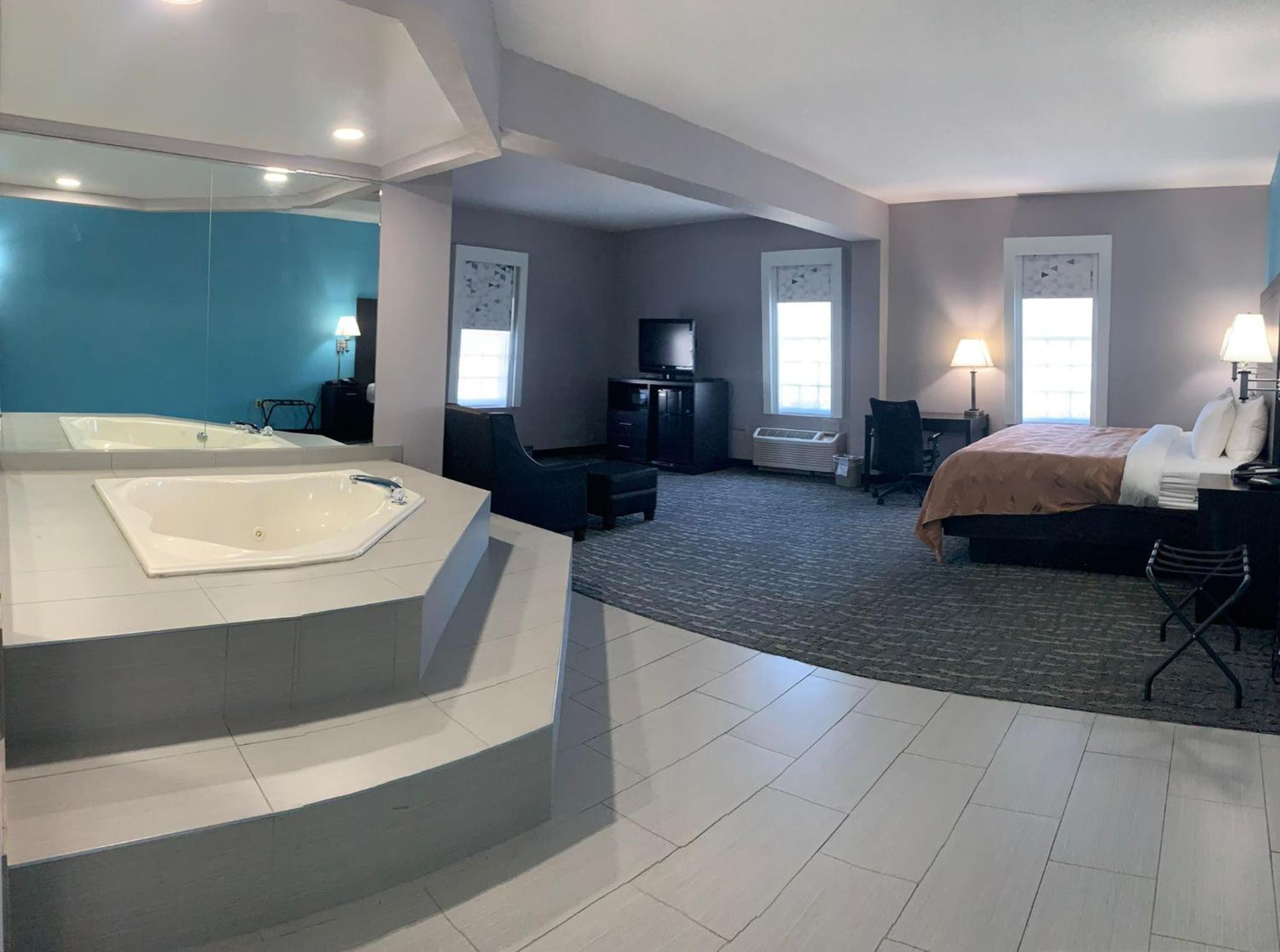 King Suite - Non Smoking photo 2