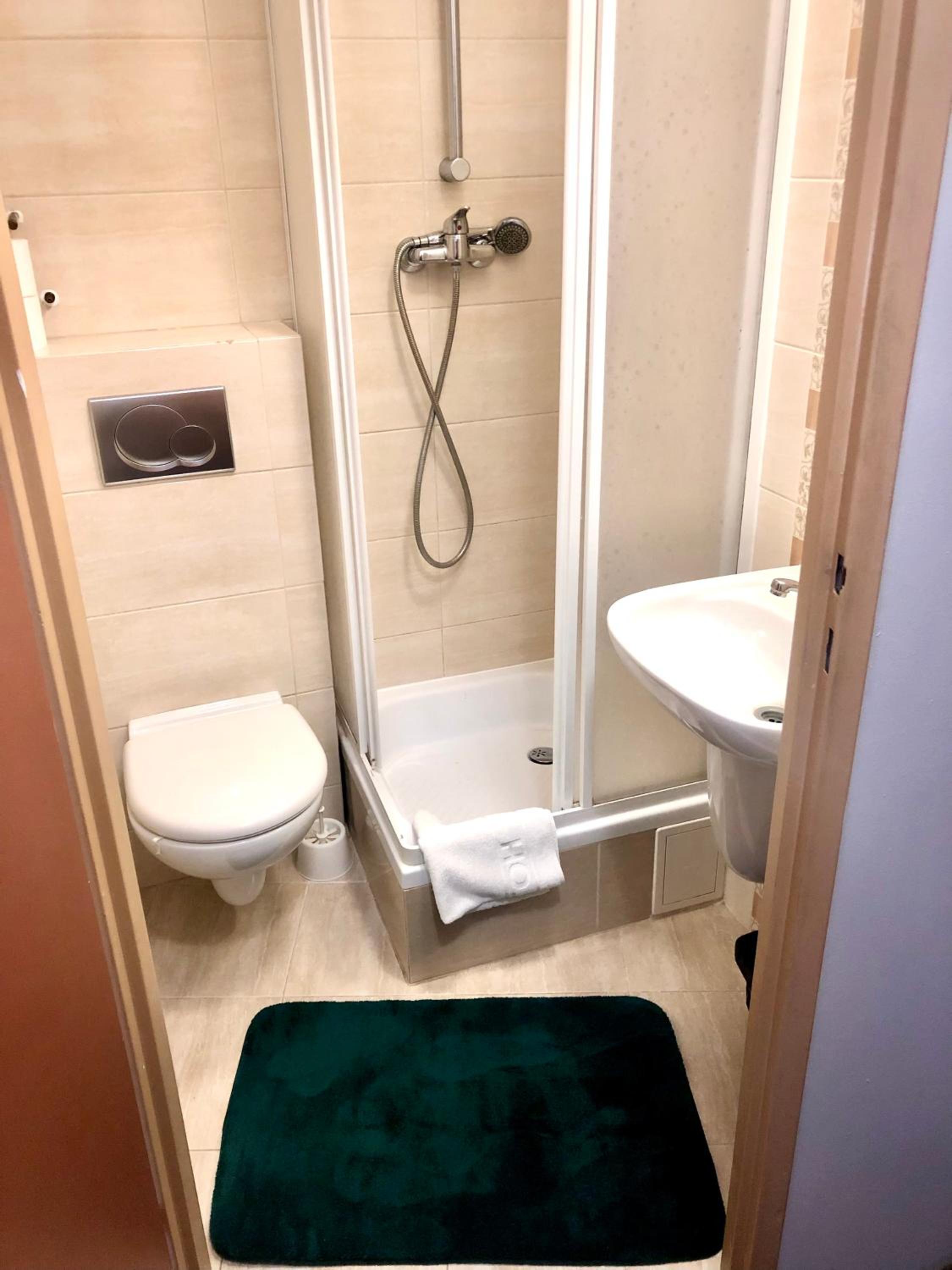 Twin Room - Photo 13