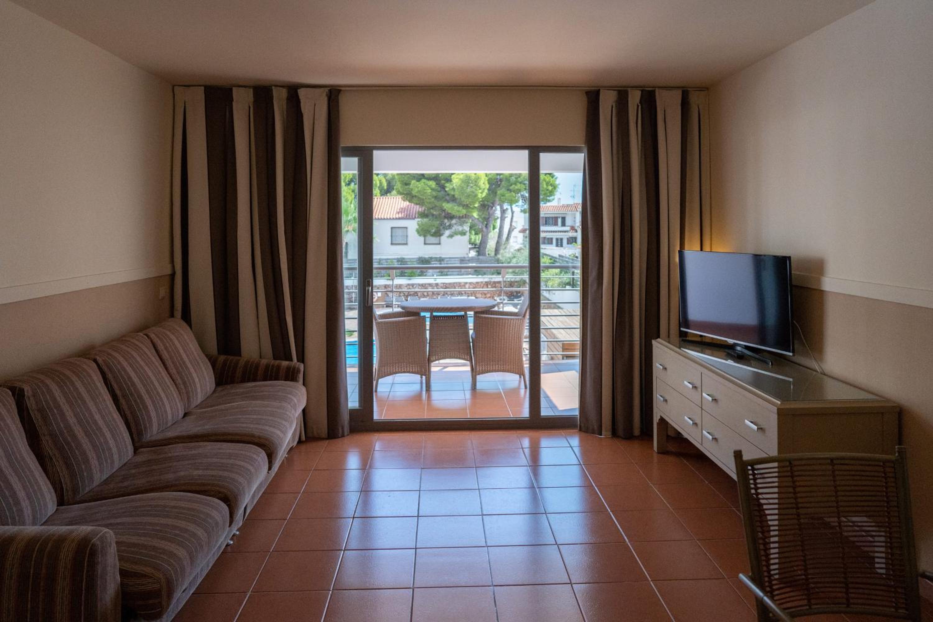 Family Suite (2 Adults + 2 Children) - Photo 1
