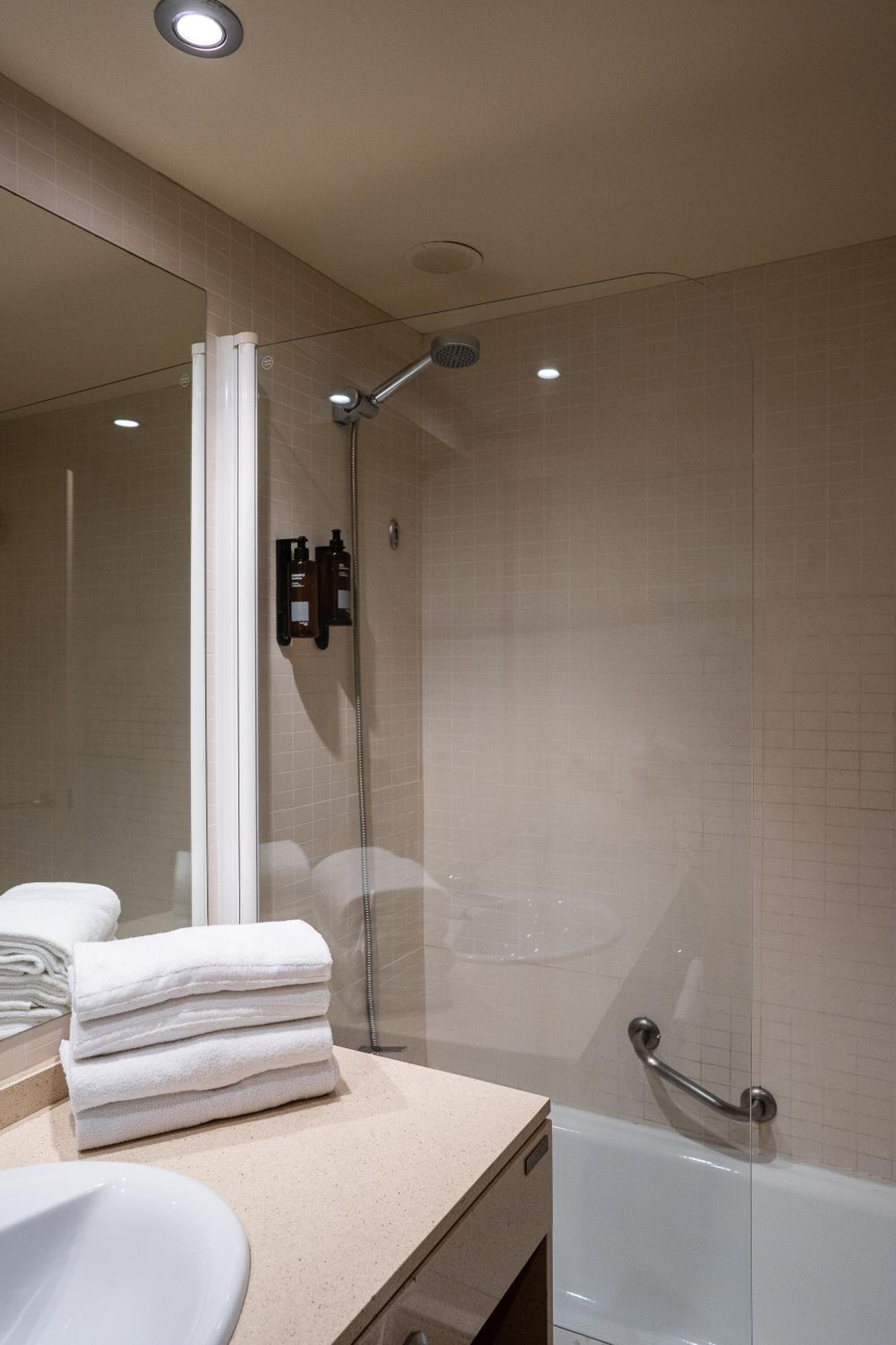 Family Suite (2 Adults + 2 Children) - Photo 17