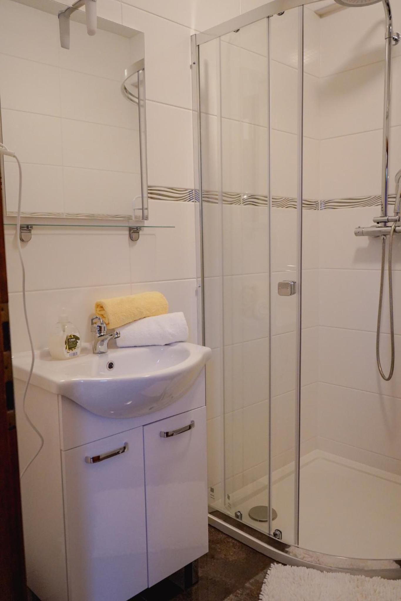 Double Room with Balcony - Photo 12