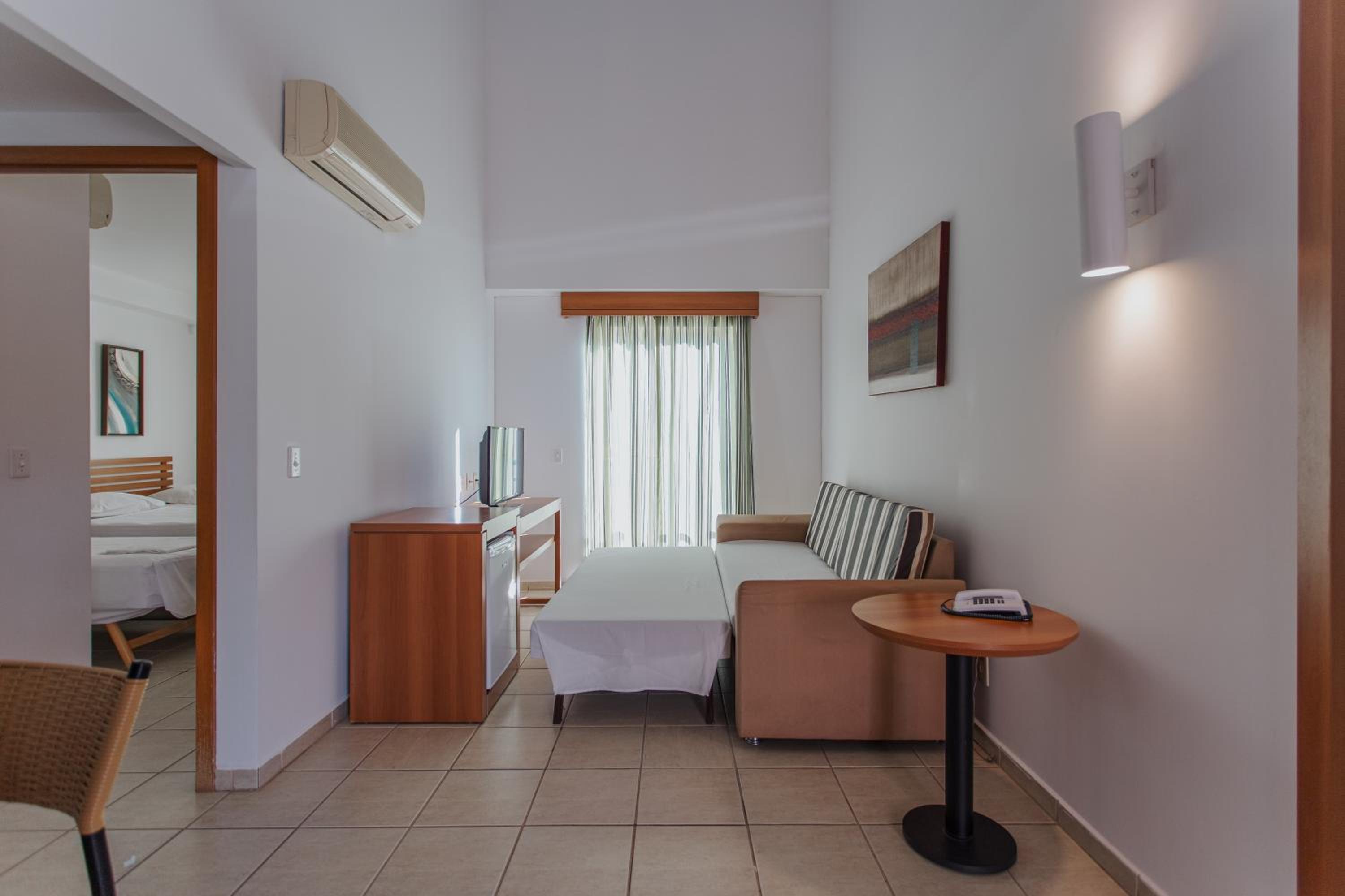 Master Suite with Access to Hot Park and Parque das Fontes