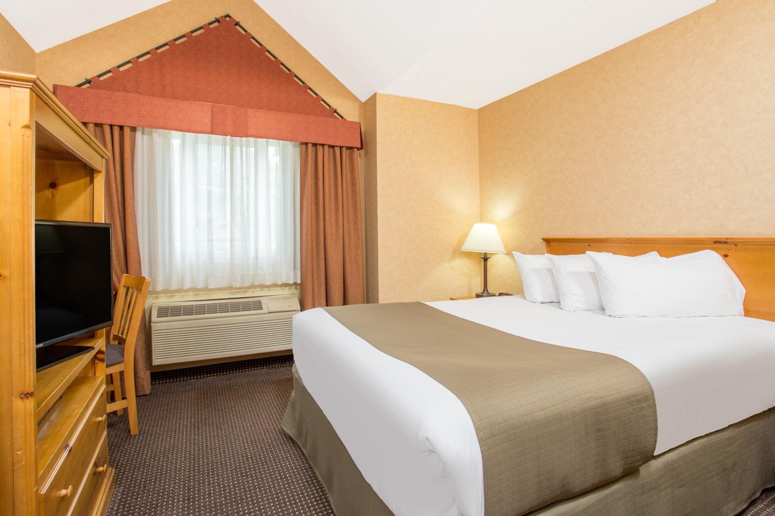 Queen Room - Railway View