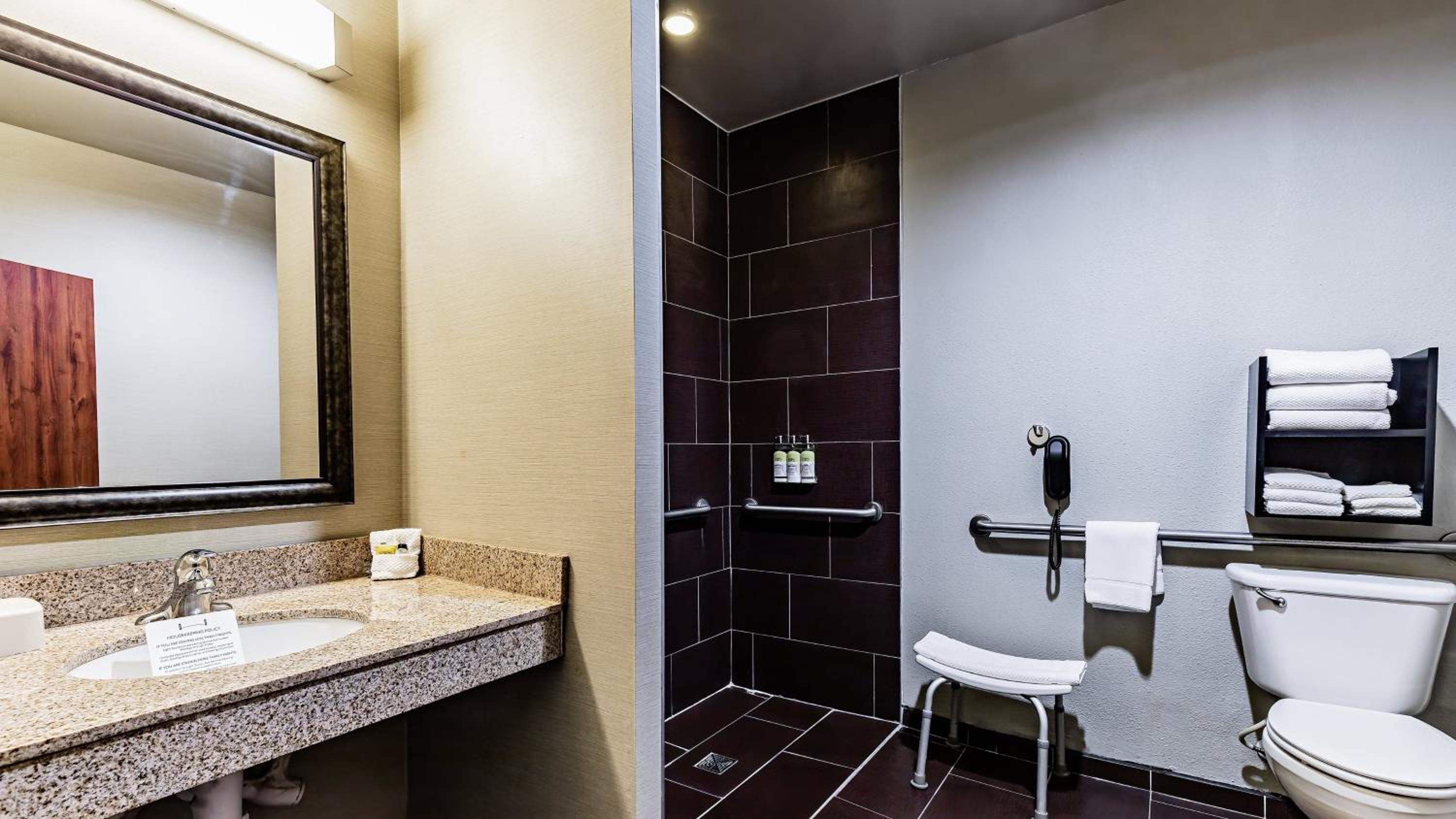 King Studio Suite with Disability Access-Non Smoking - Photo 3