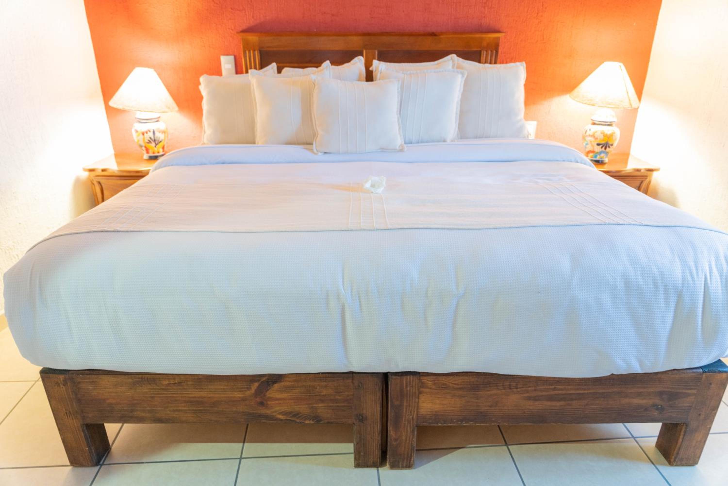 Deluxe King Room - Photo 8