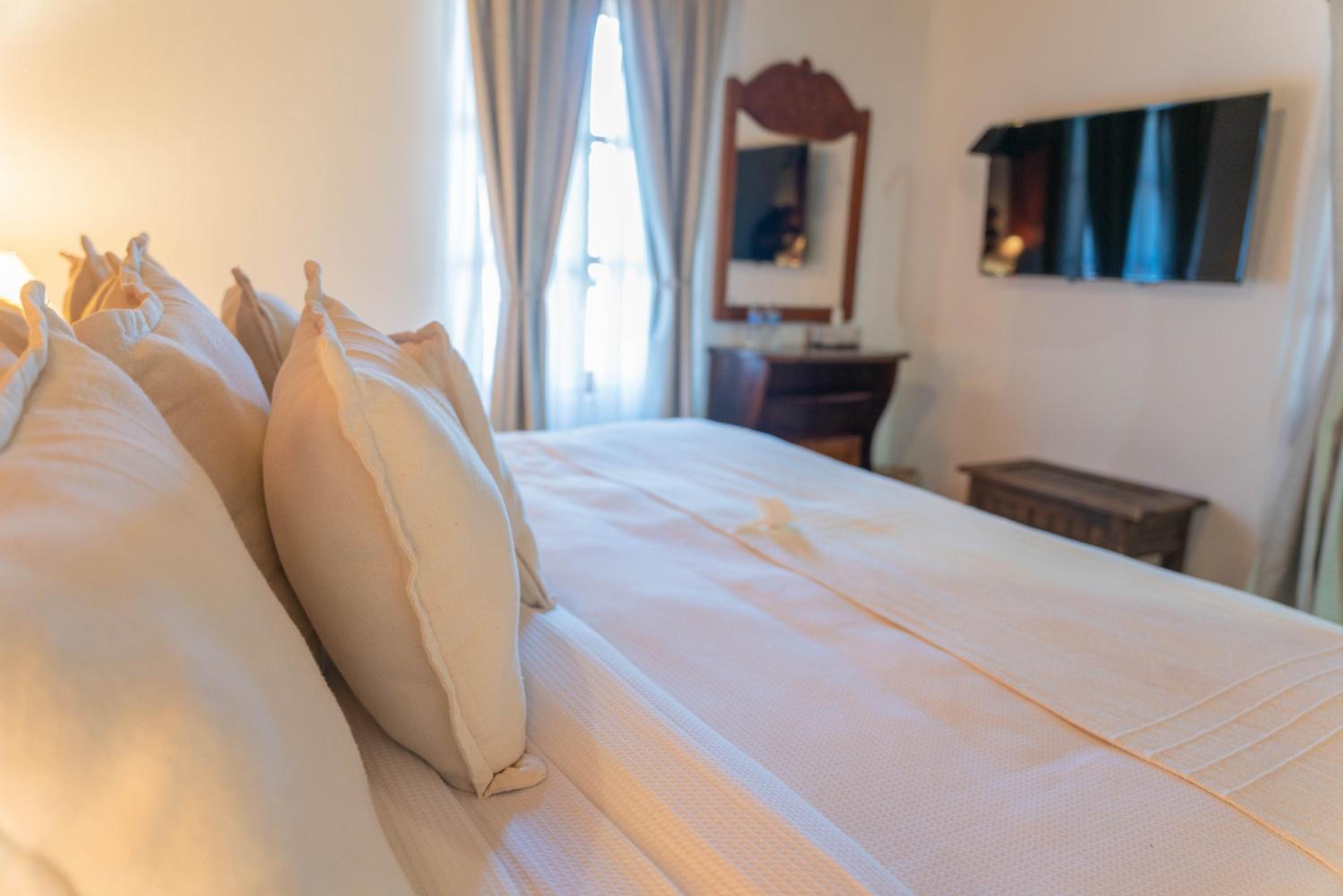 Deluxe King Room - Photo 9