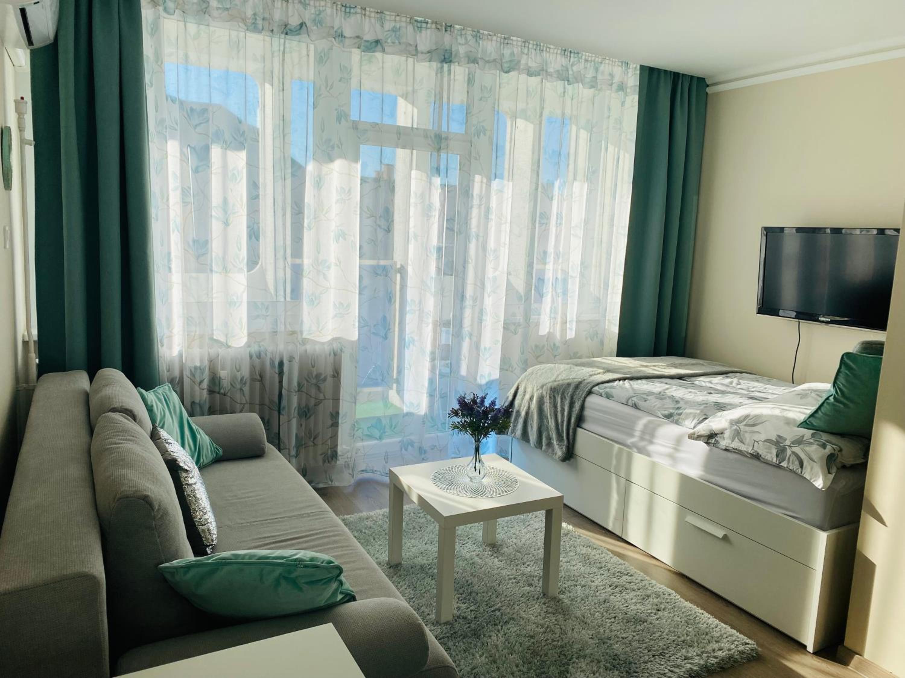 One-Bedroom Apartment photo 1