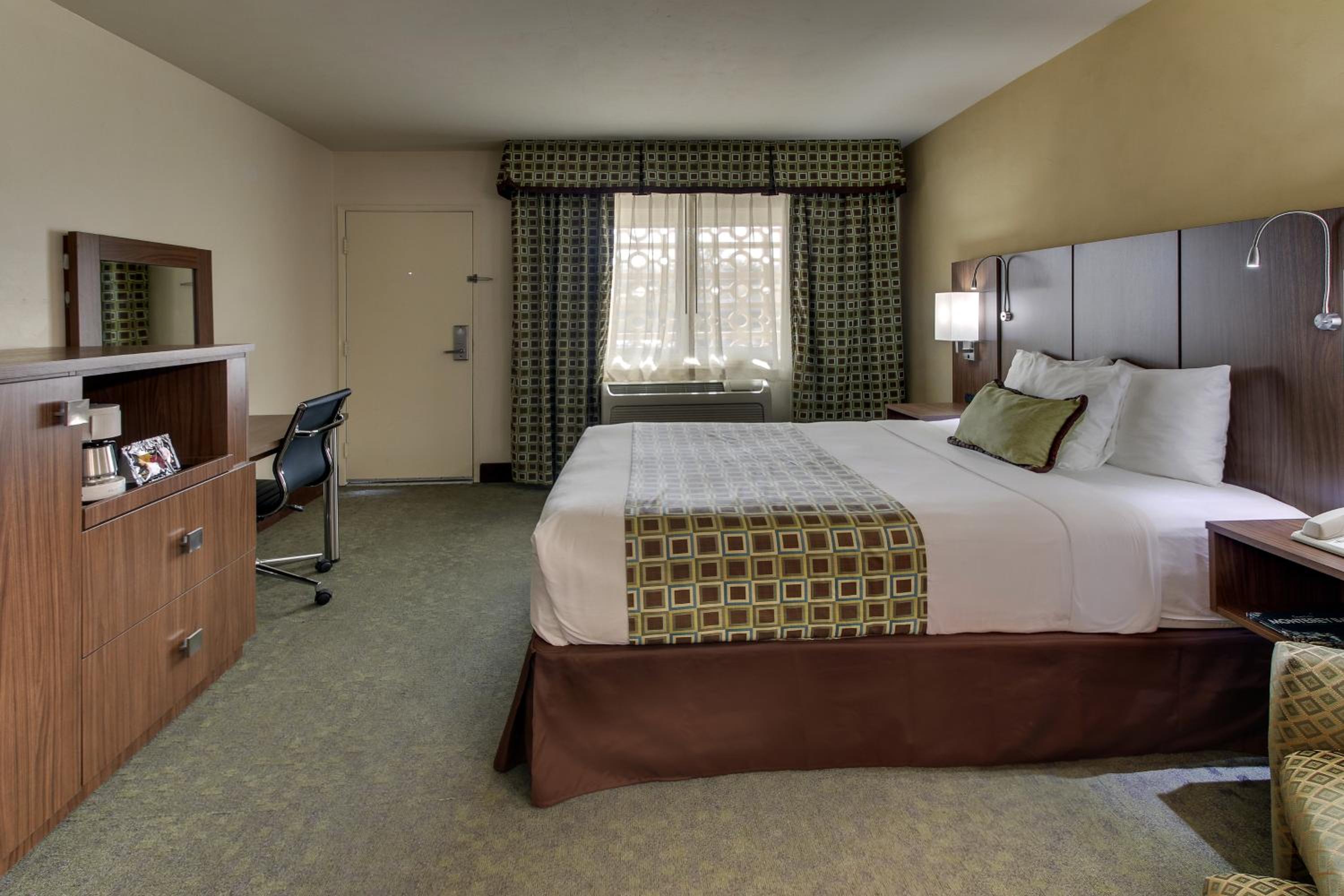 Junior Single Room, 1 Queen Bed, Non-Smoking, Refrigerator photo 2