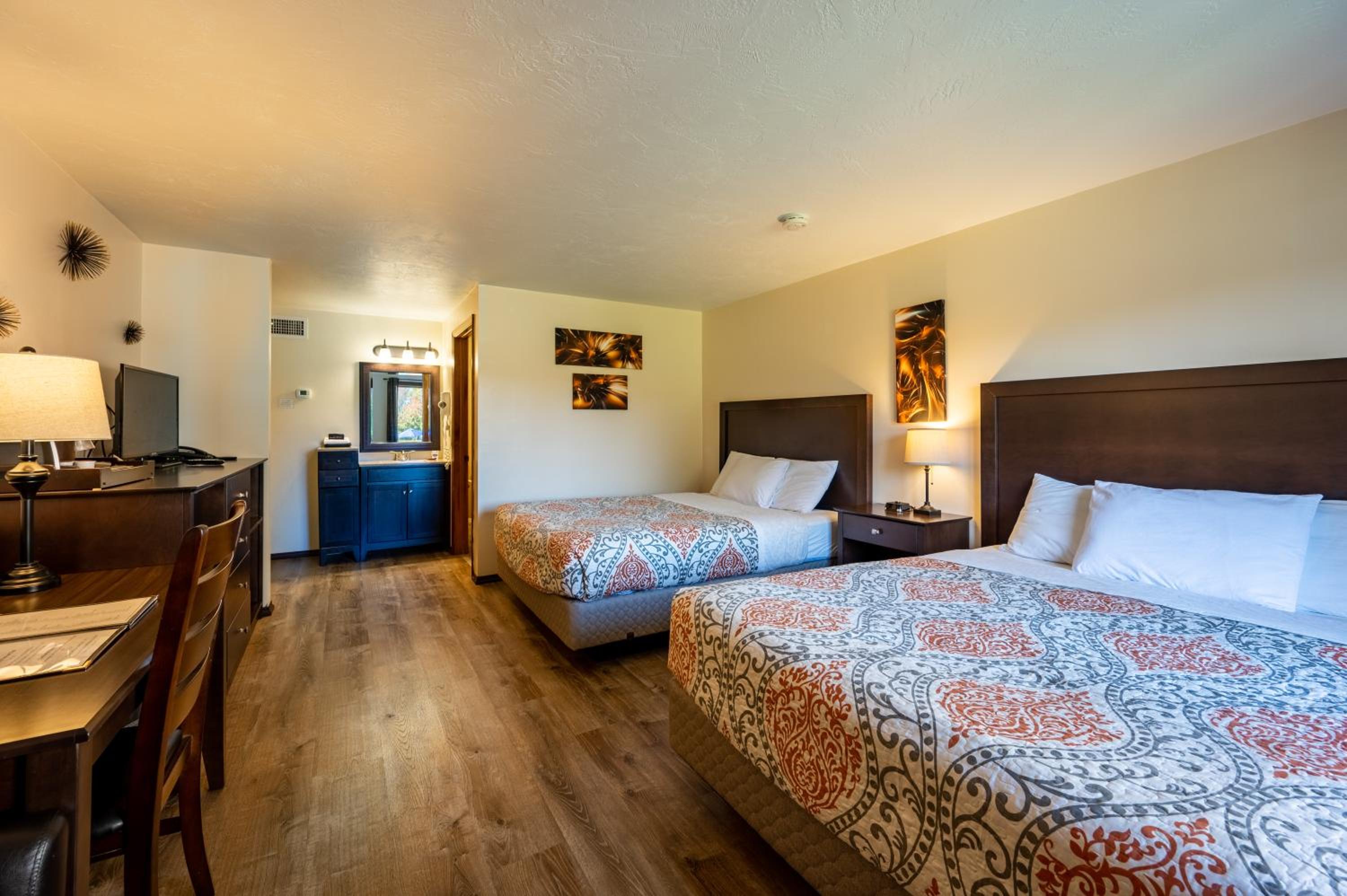 Queen Room with Two Queen Beds photo 1