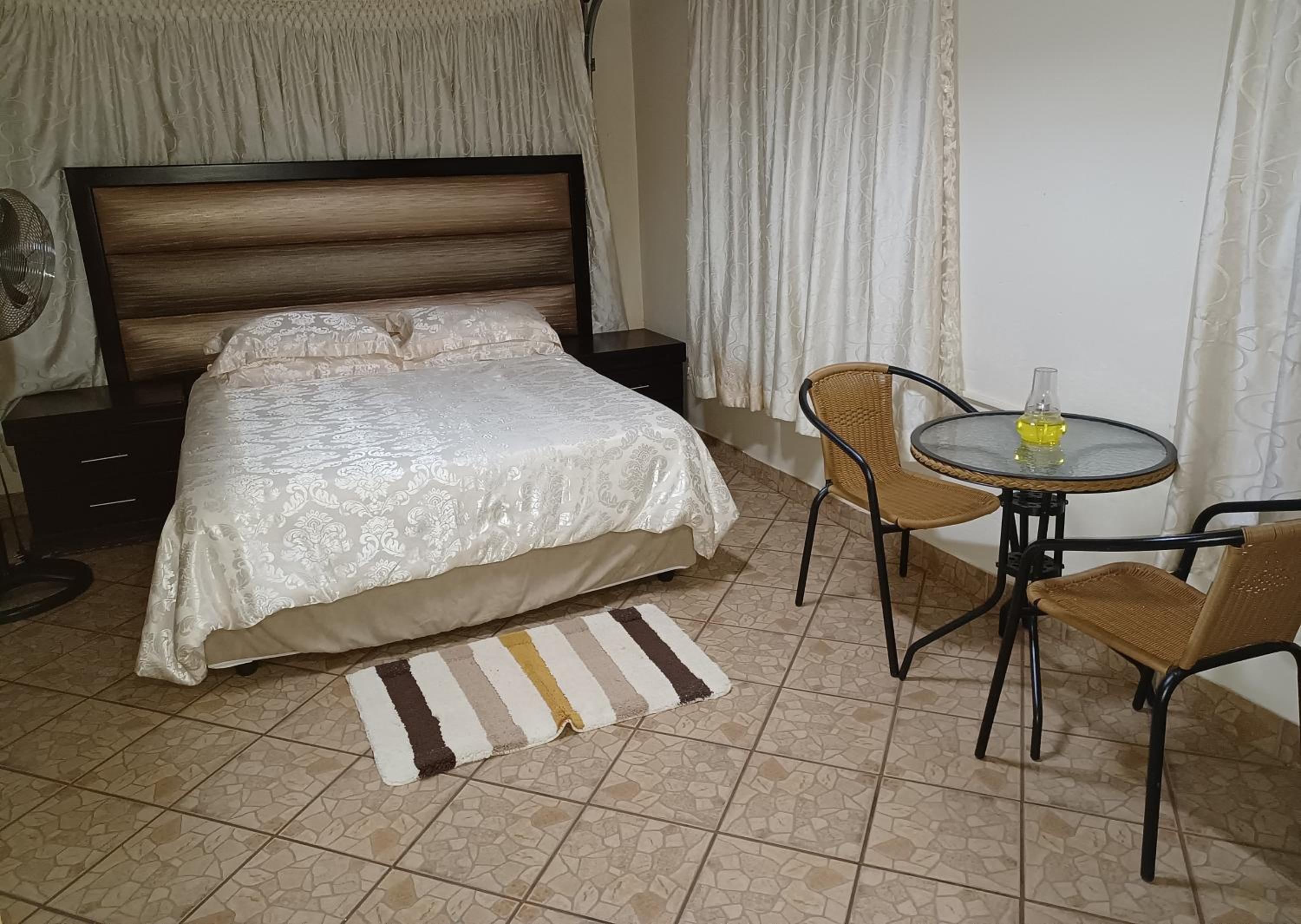 Queen Room photo 1