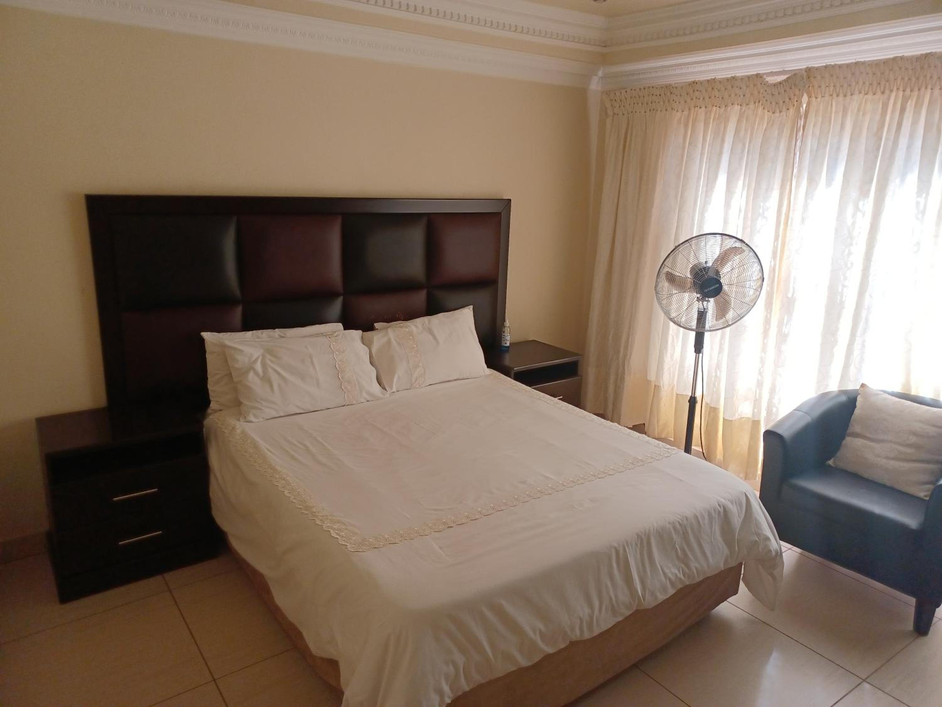 Queen Room photo 1