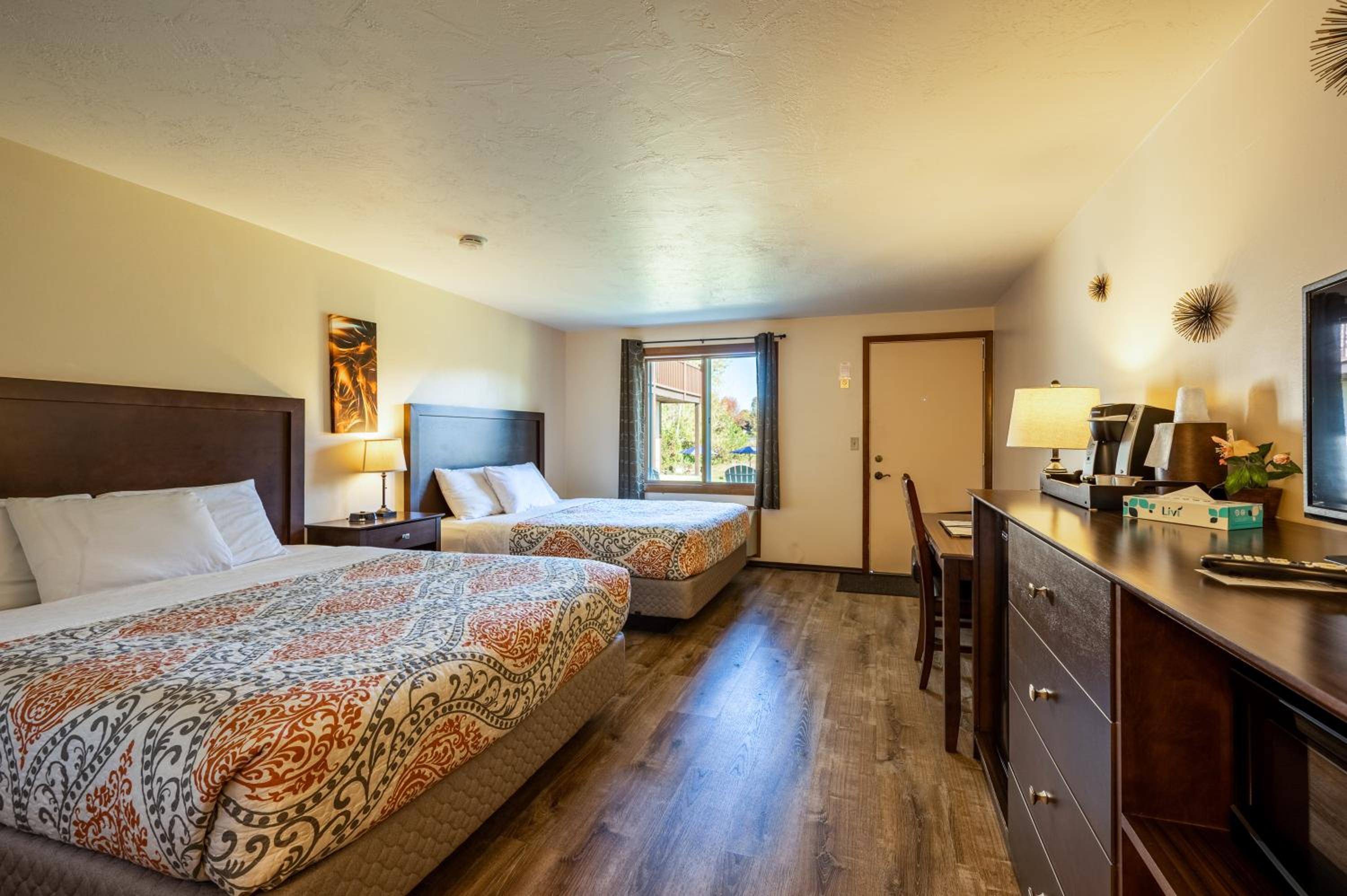 Queen Room with Two Queen Beds photo 2