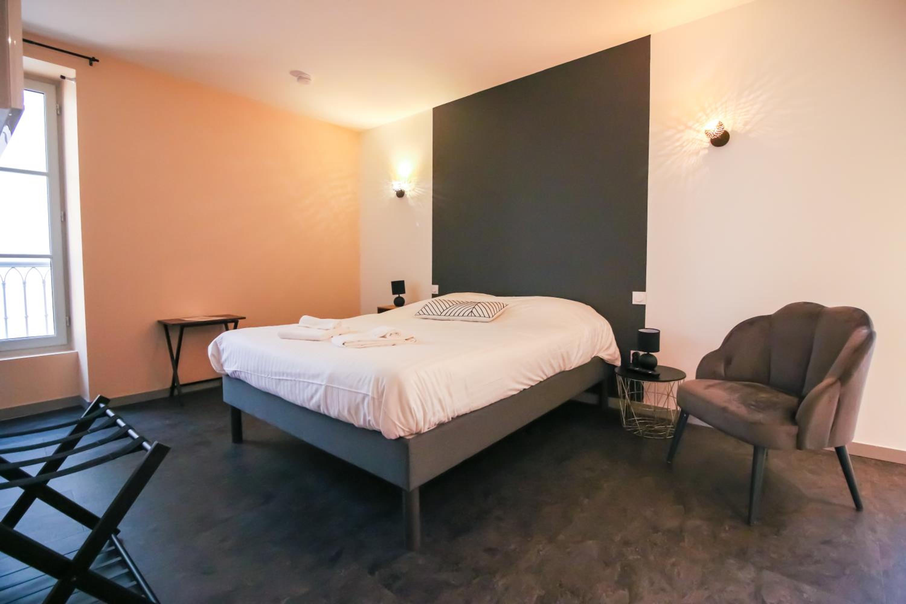 Deluxe Double Room with Bath - Photo 3