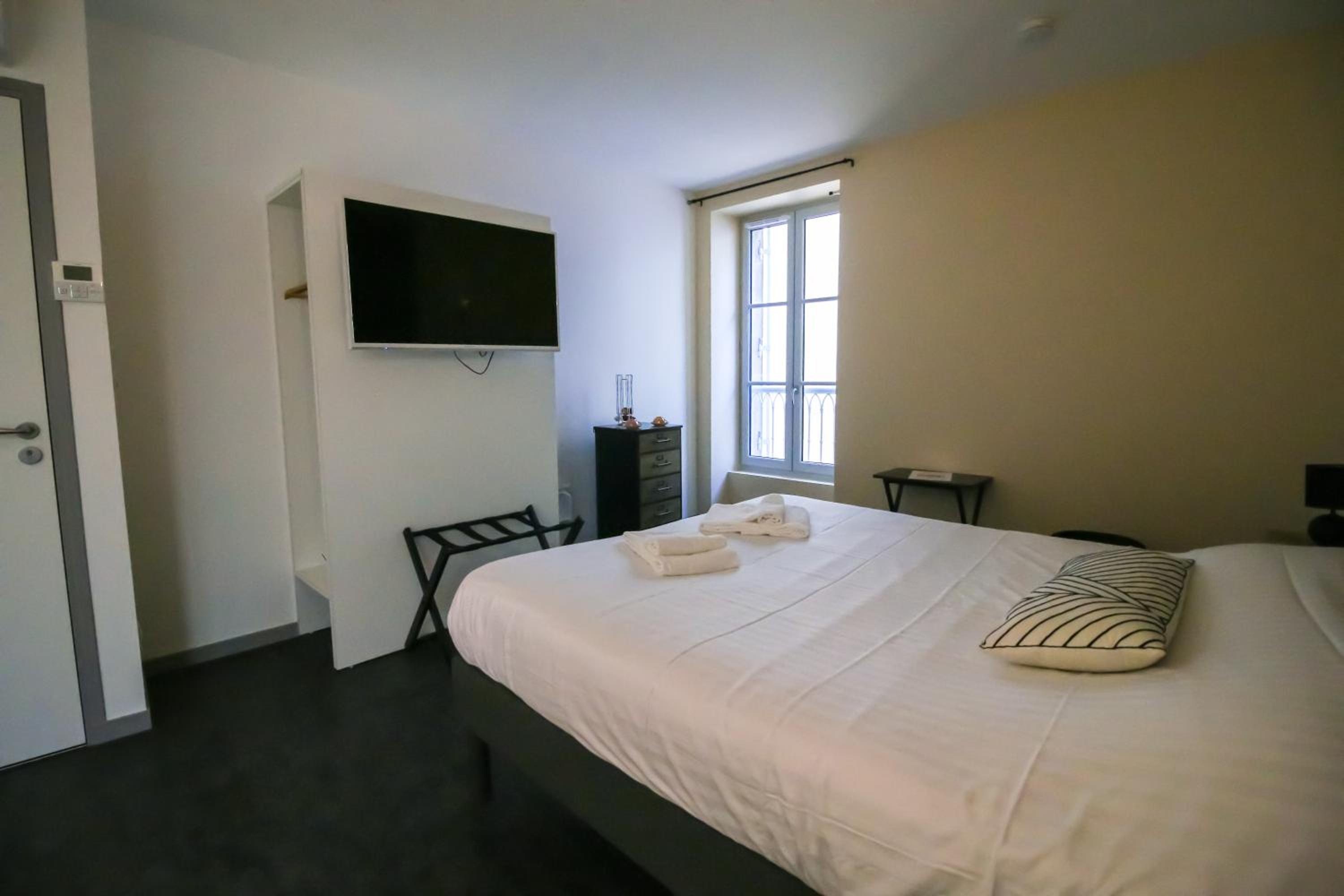 Deluxe Double Room with Bath - Photo 2