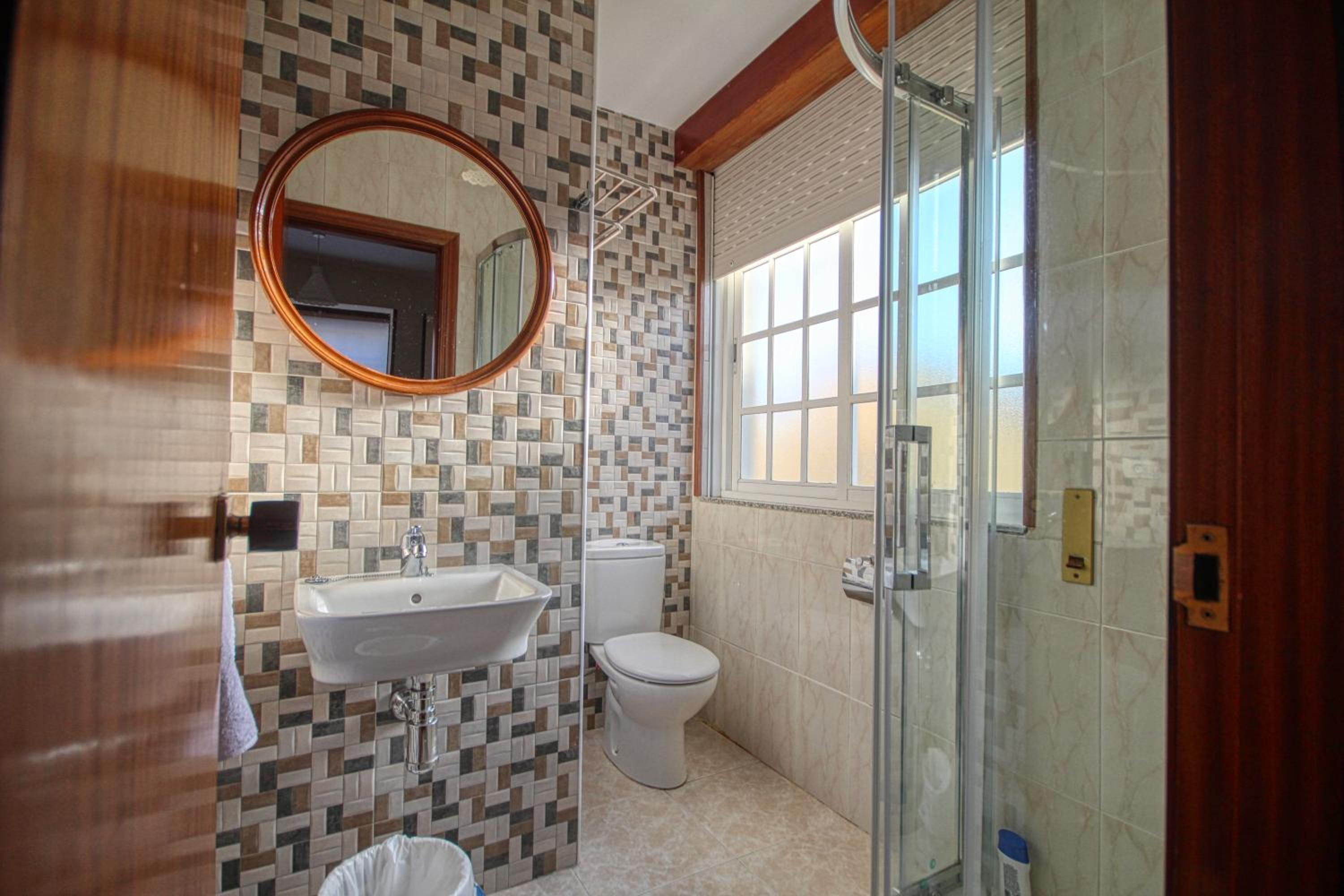 Double Room with Private Bathroom - Photo 2