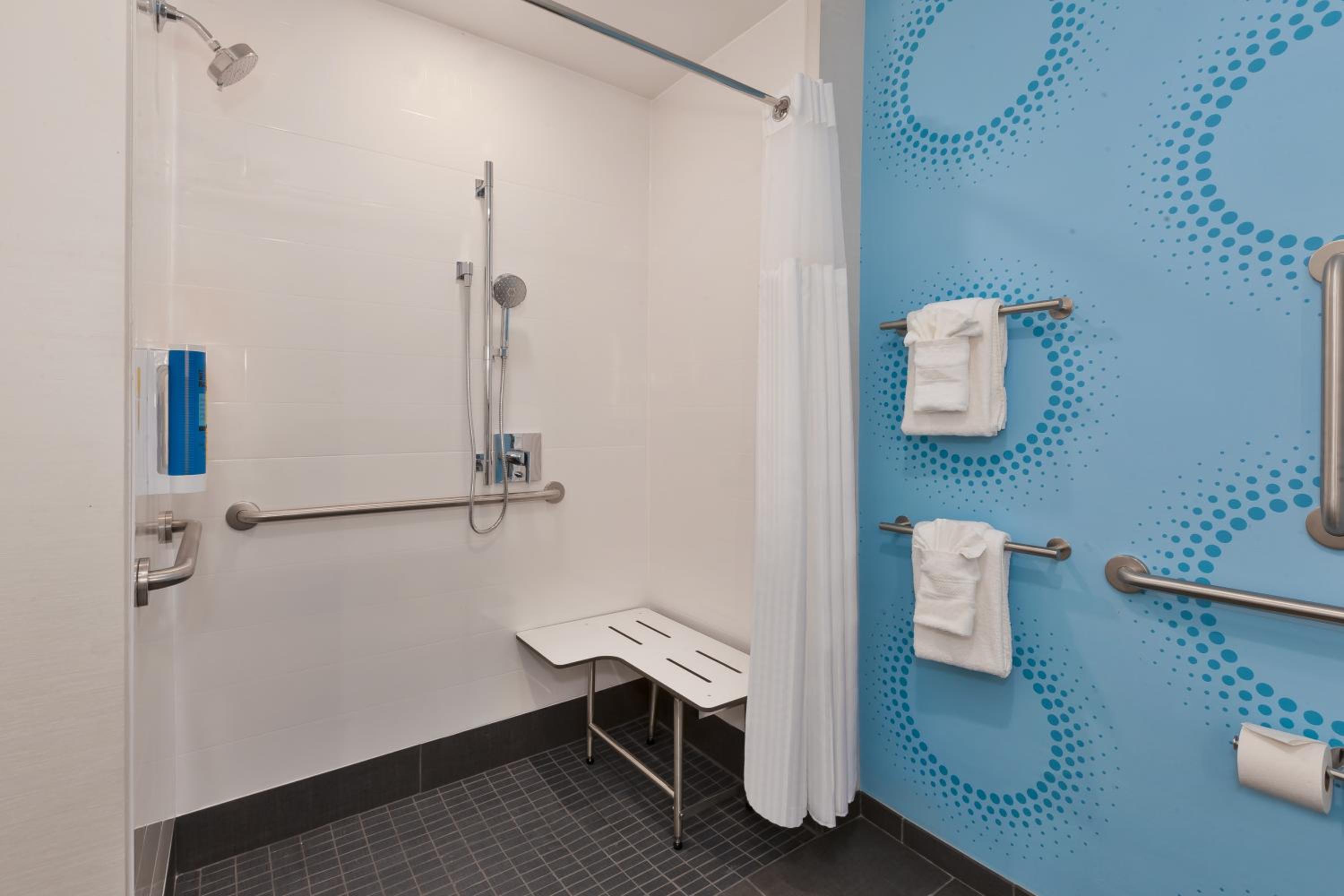 King Room with Roll-In Shower - Mobility Access - Photo 2