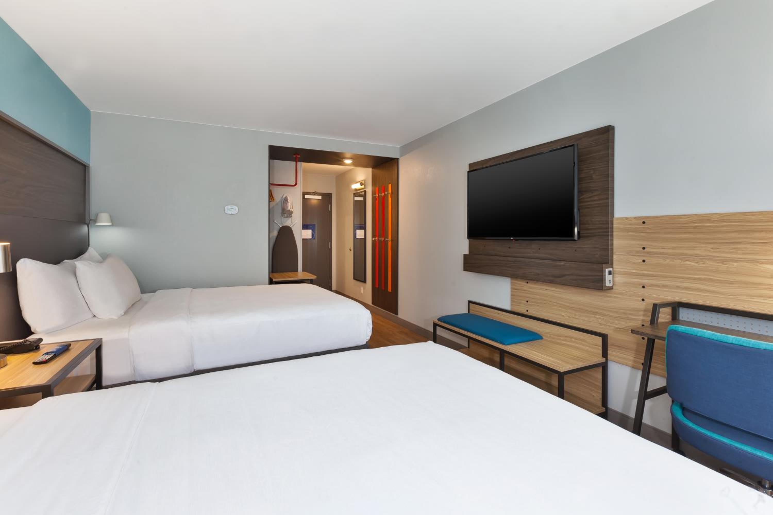 Queen Room with Two Queen Beds - Photo 3