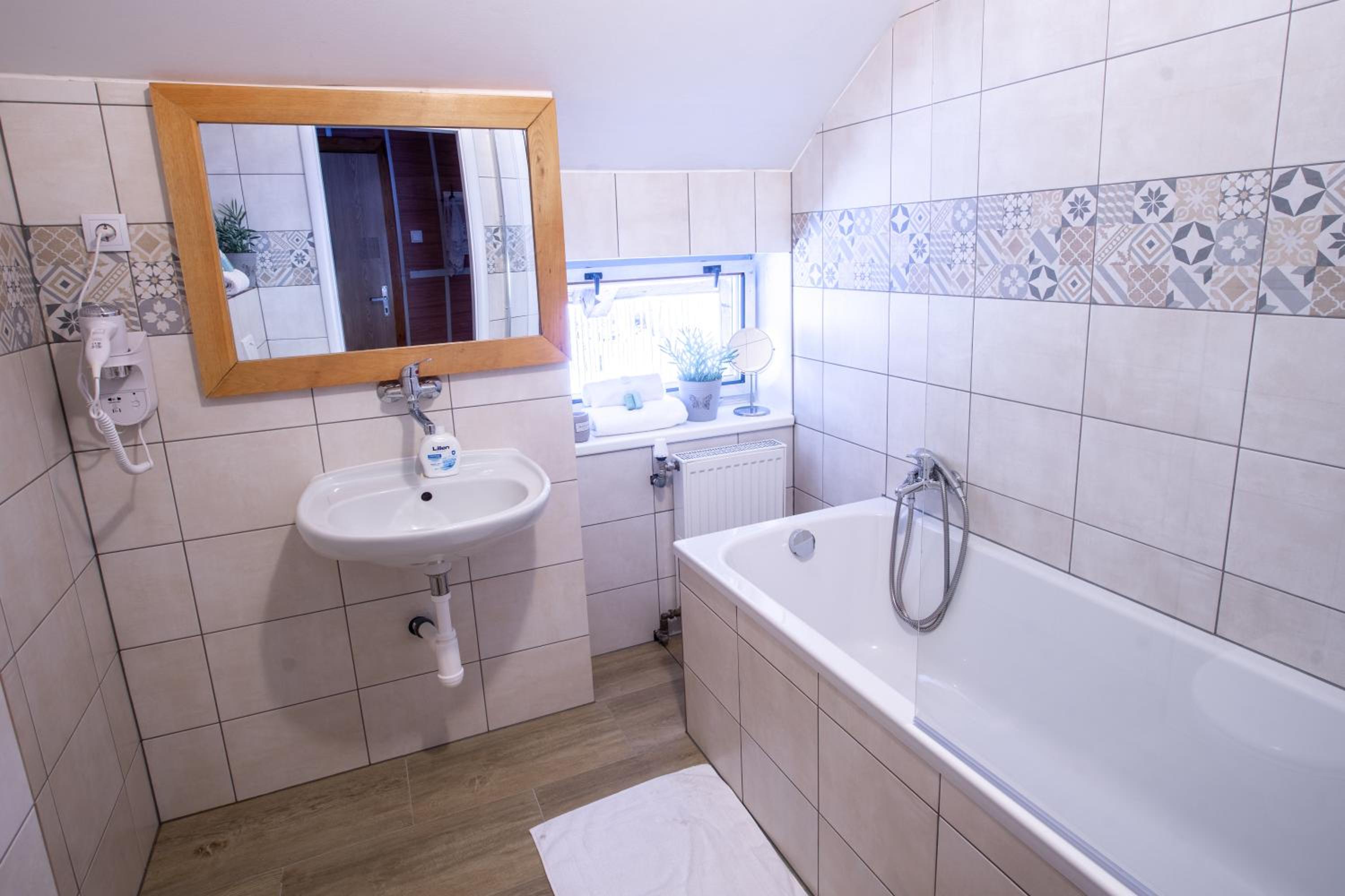 Family Room with Private Bathroom photo 2