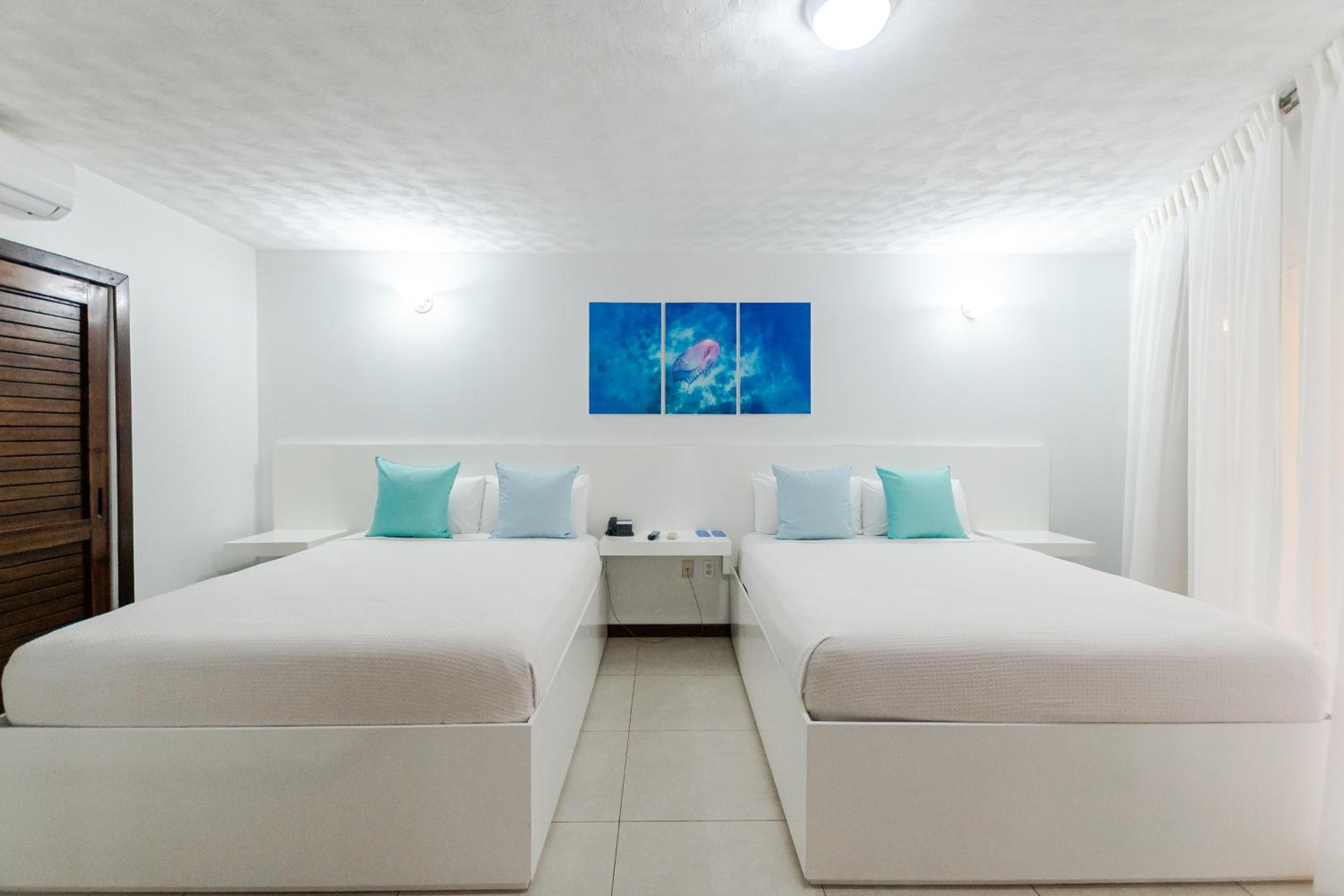 Queen Paradise Room photo 1