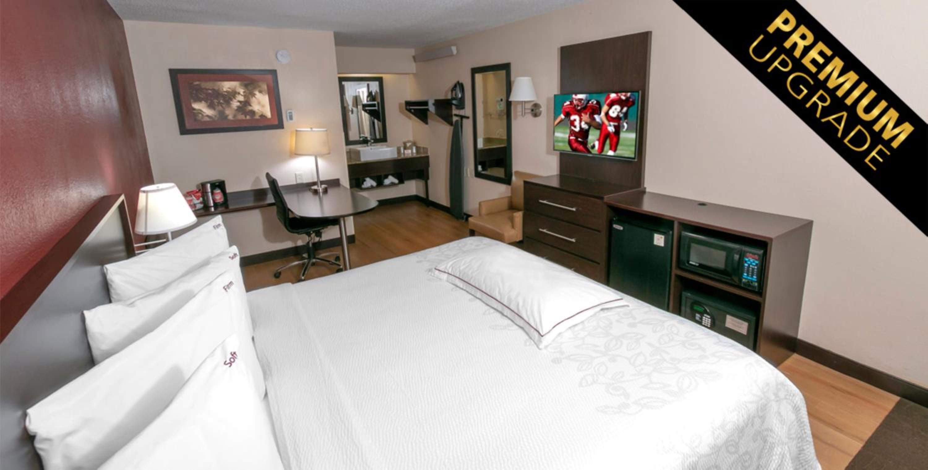 Premium King Room Smoke Free (Upgraded Bedding & Snack) - Photo 3