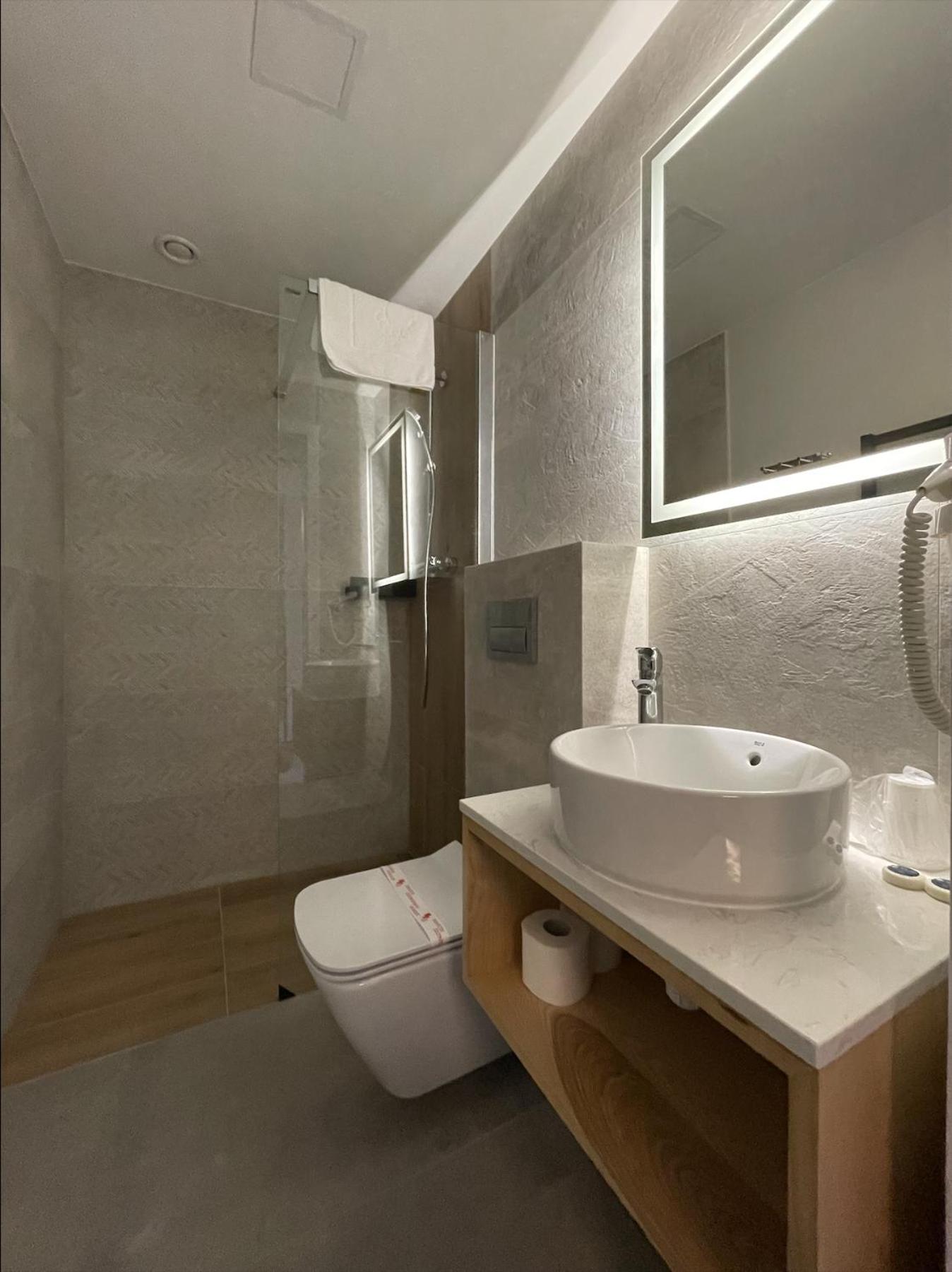 Standard Double or Twin Room - Photo 4