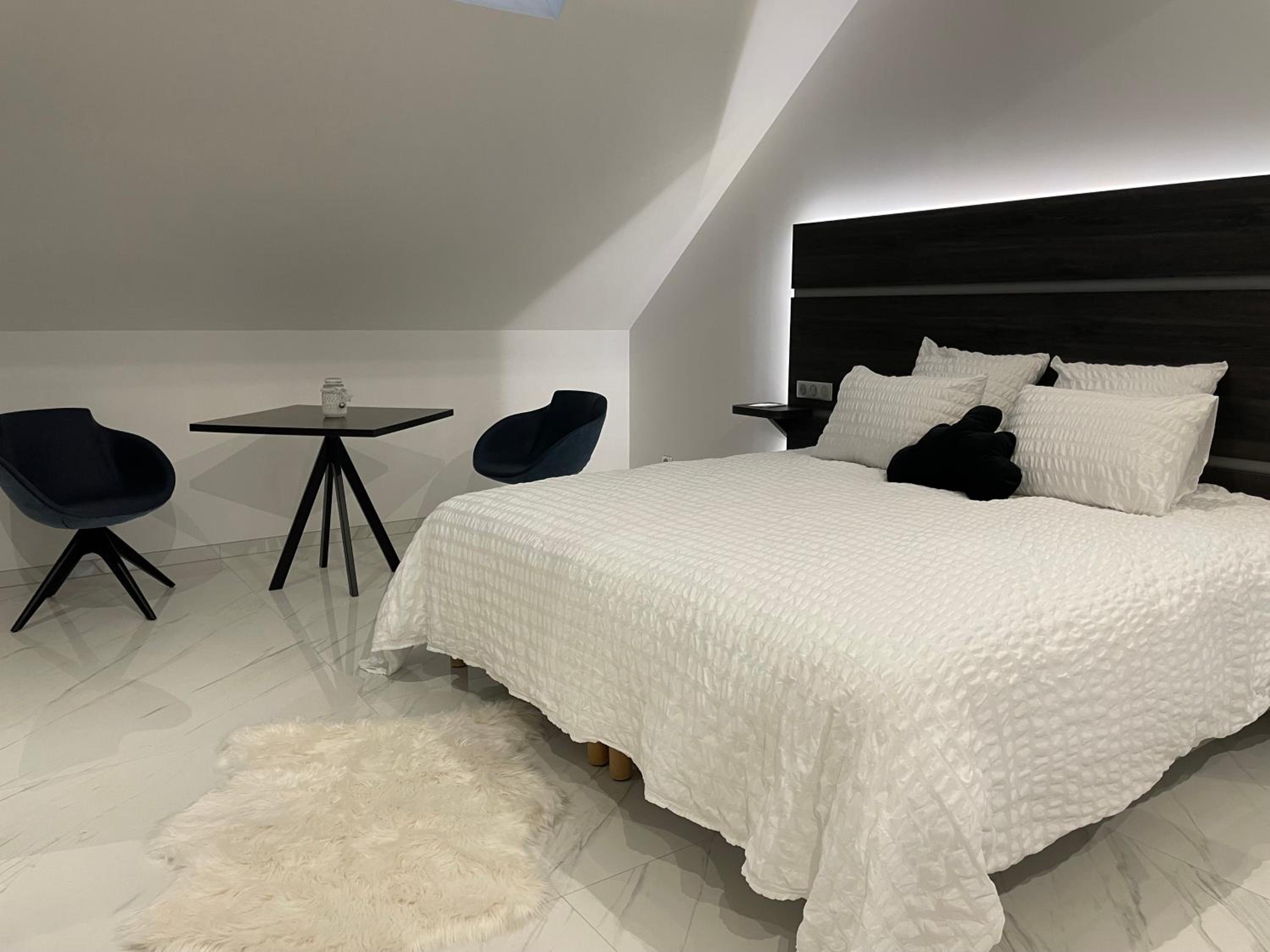Large Double Room - Photo 2