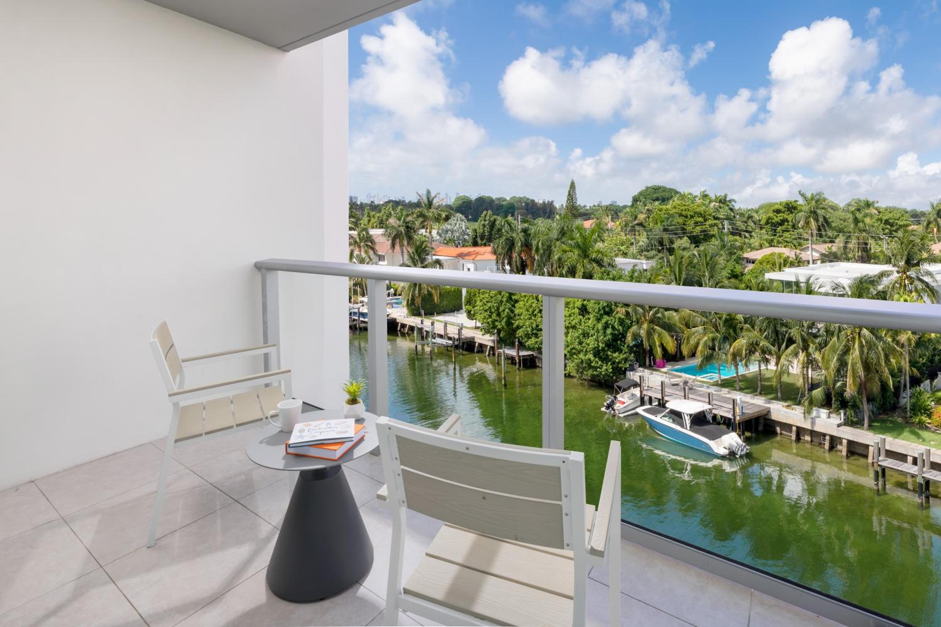 Deluxe King Room with Balcony photo 3