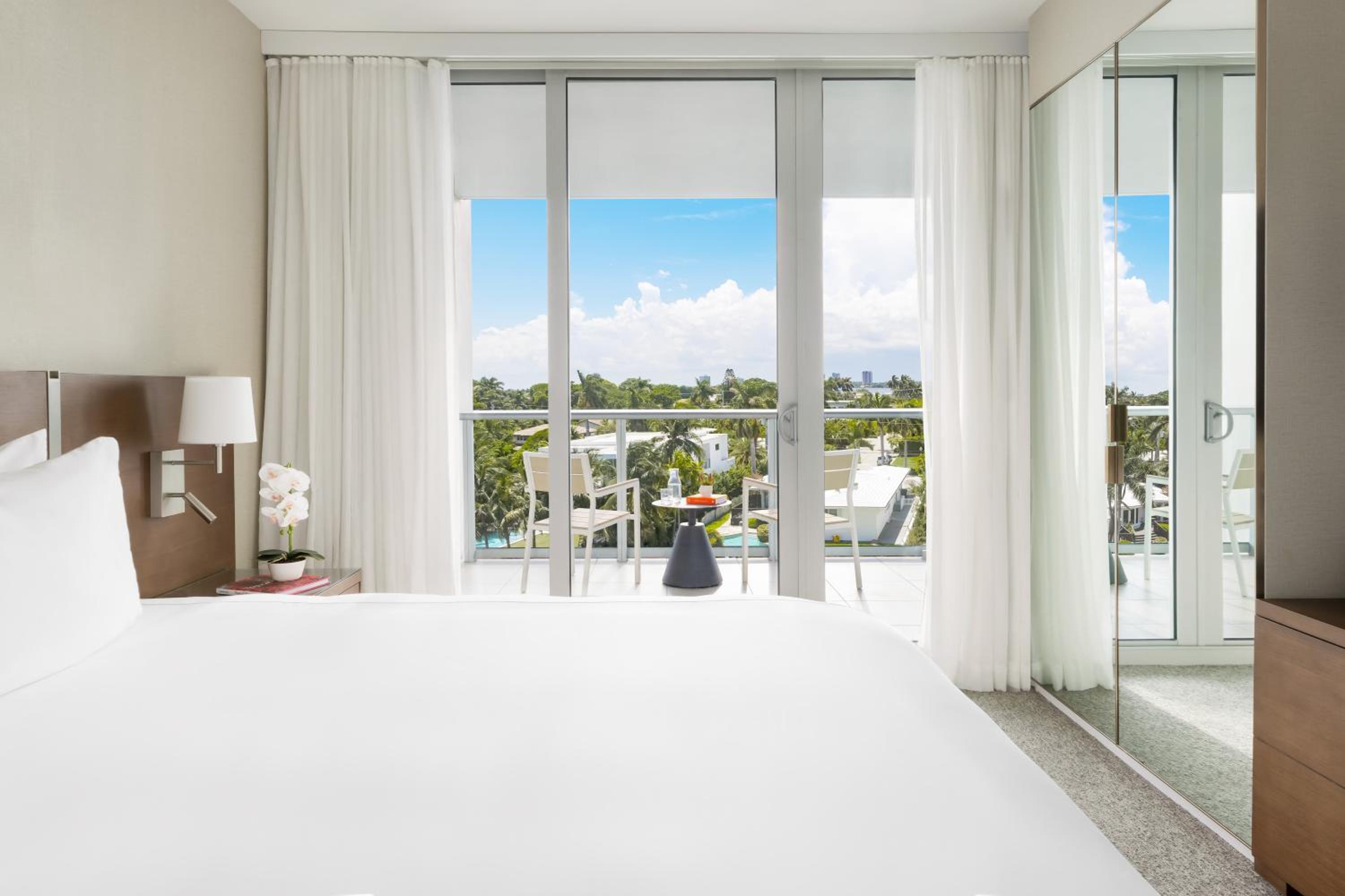 Deluxe King Room with Balcony Accessible