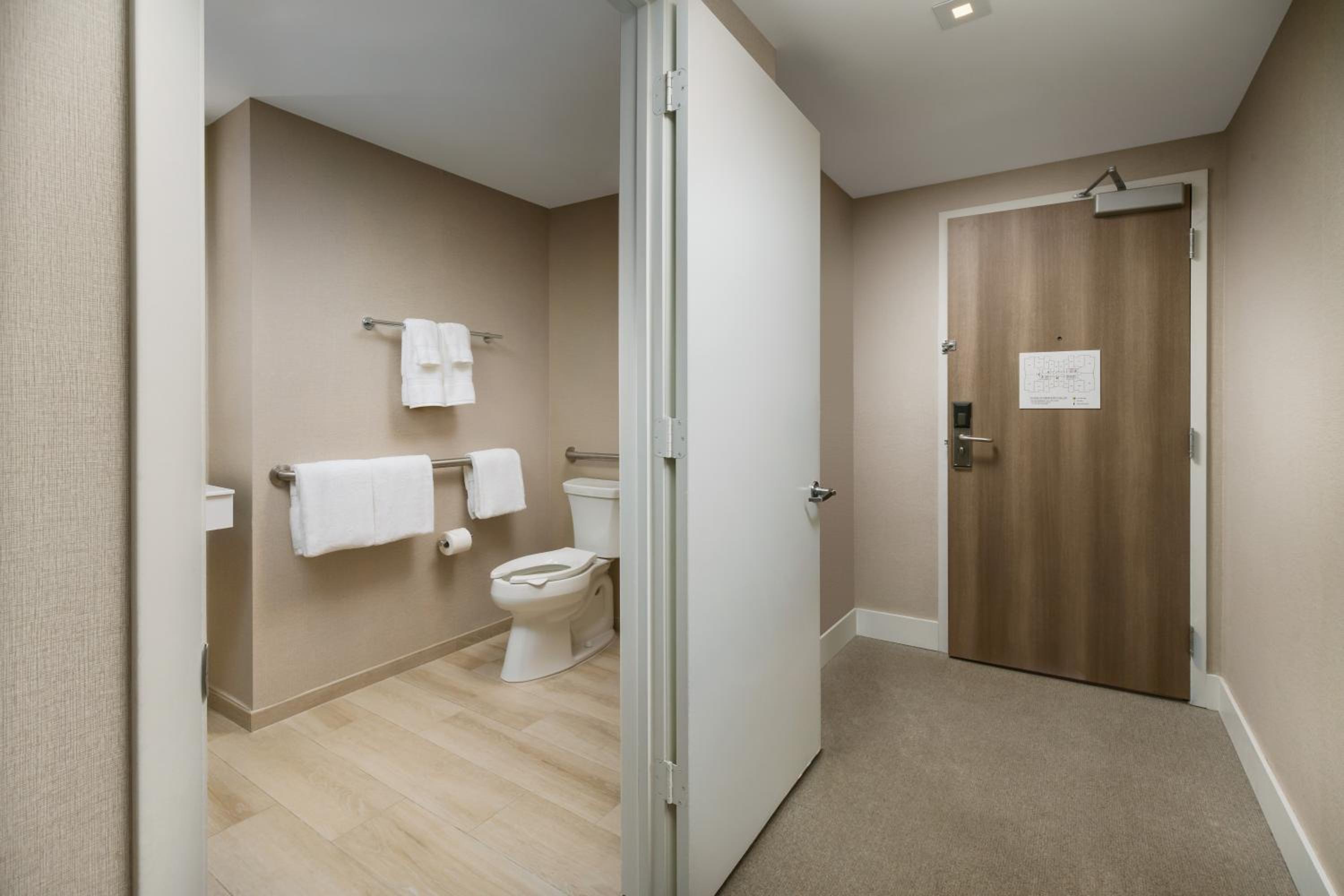 Deluxe King Room with Balcony Accessible photo 3