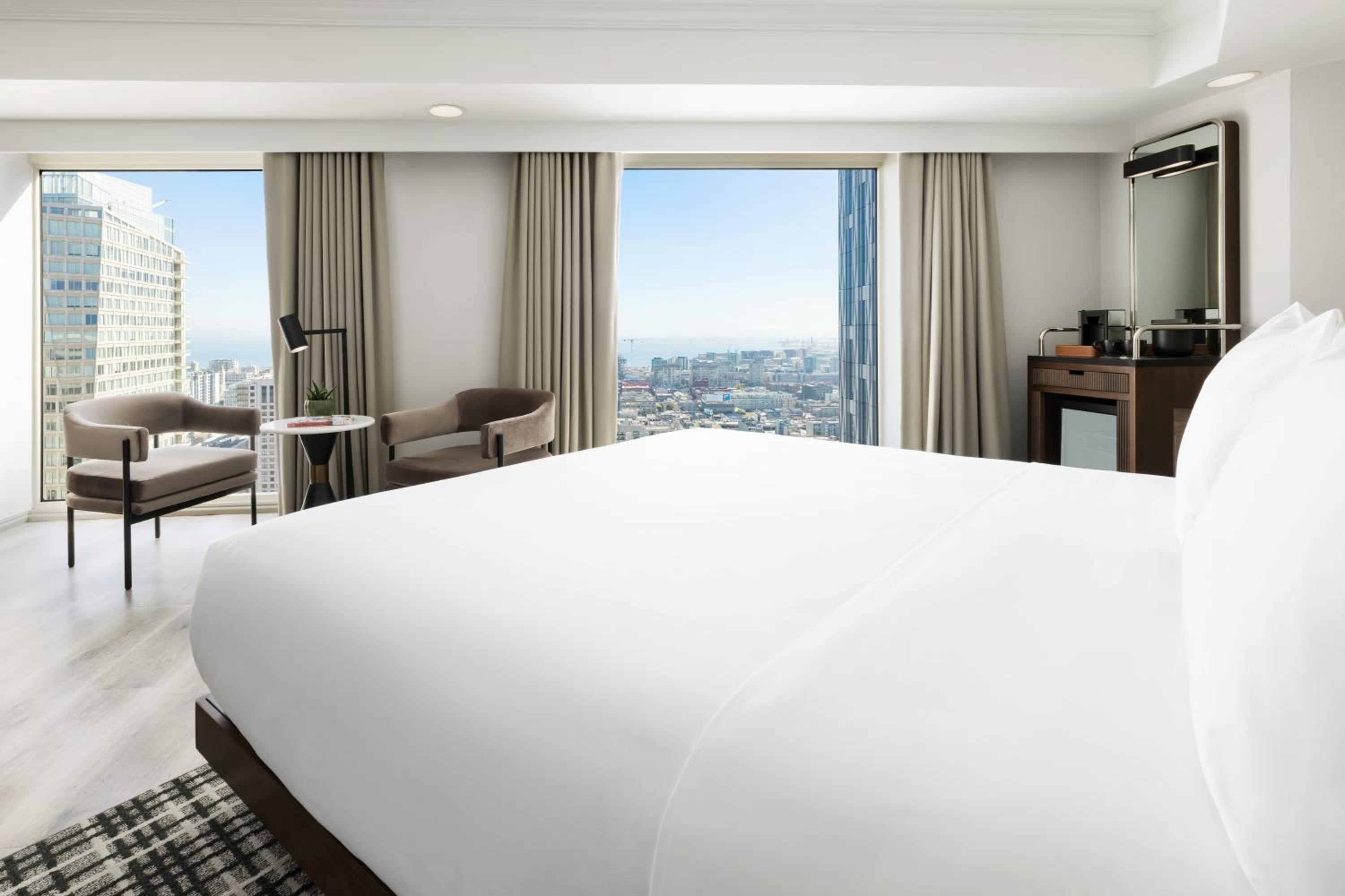 Corner King Room - Photo 9