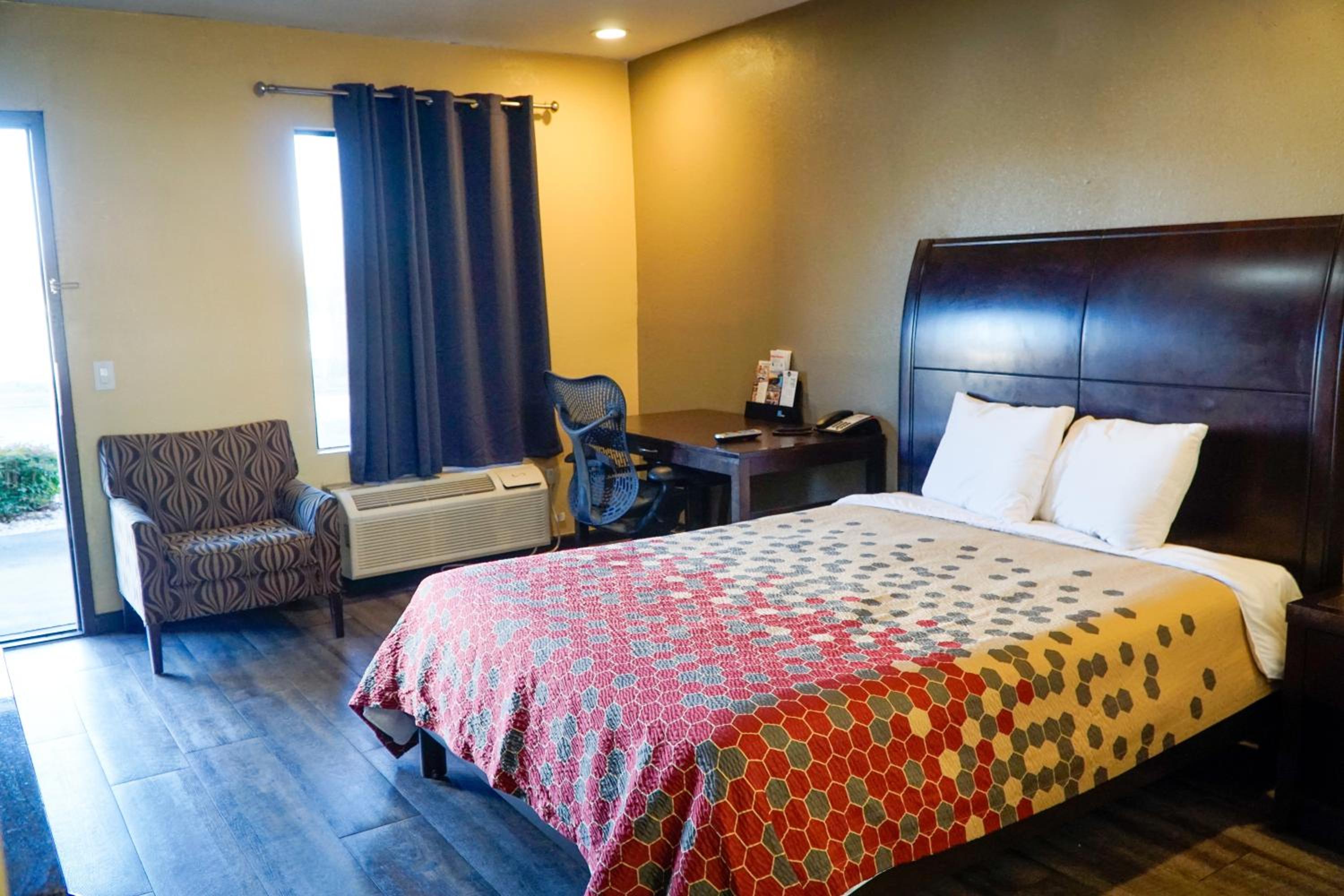 Queen Room photo 2