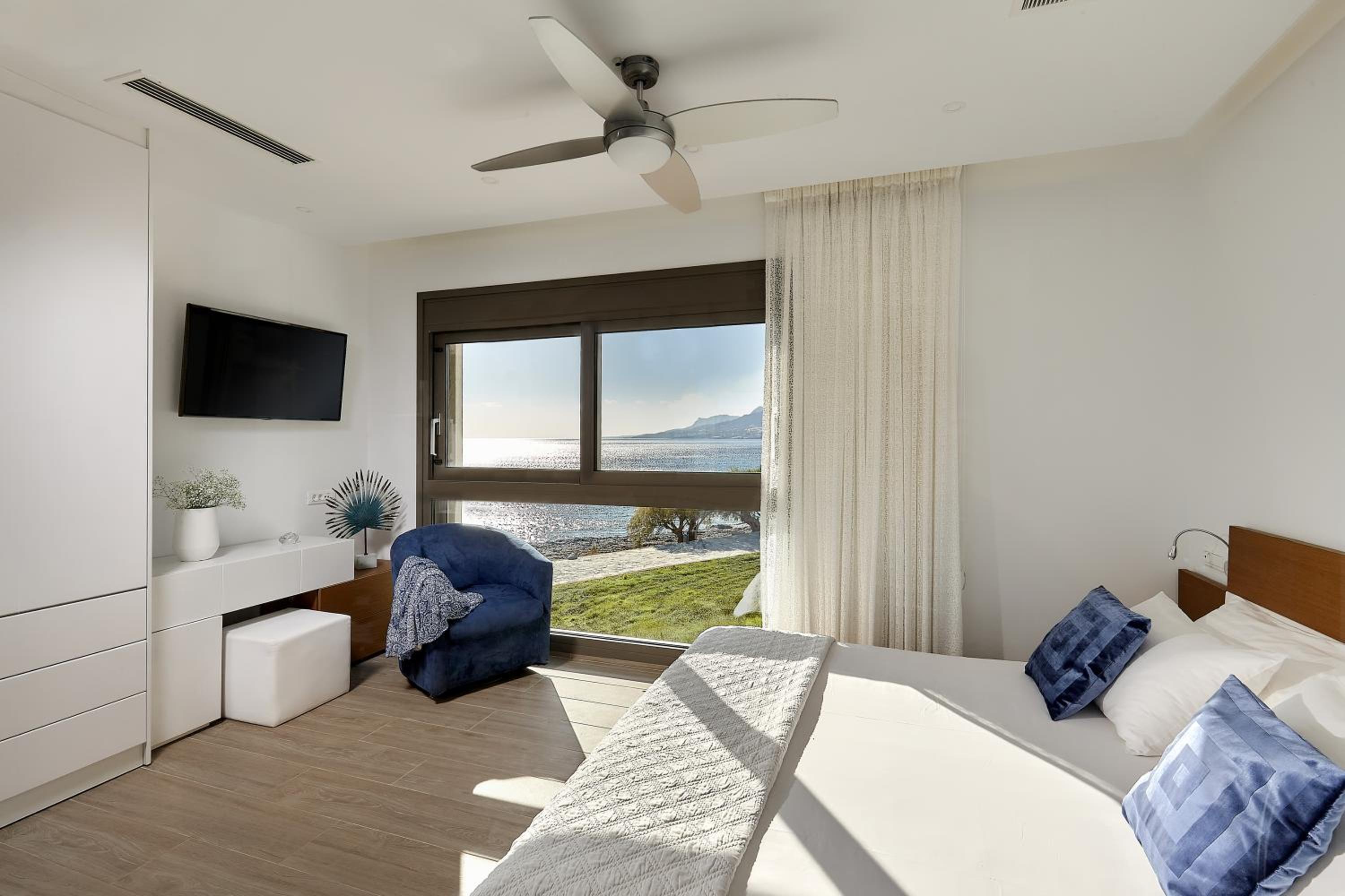 Deluxe Sea Front Three-Bedroom Apartment photo 1