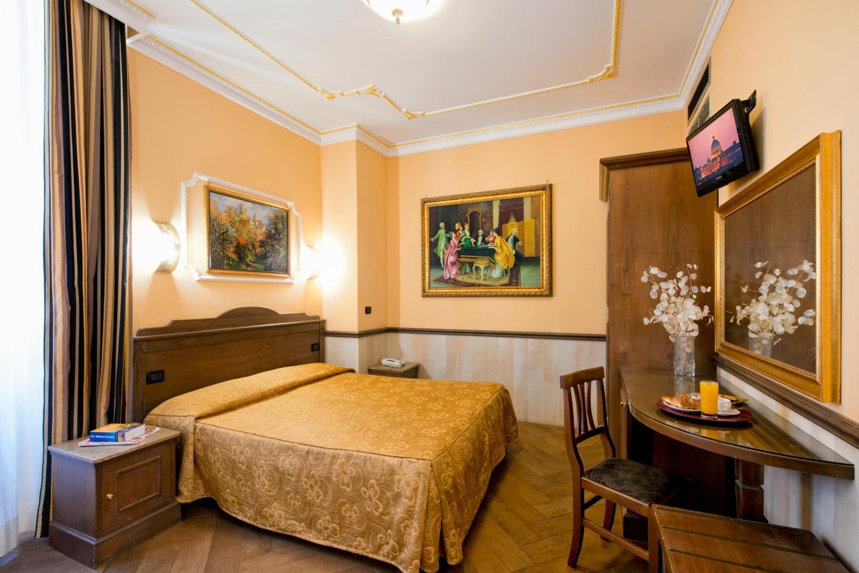 Standard Double or Twin Room photo 1